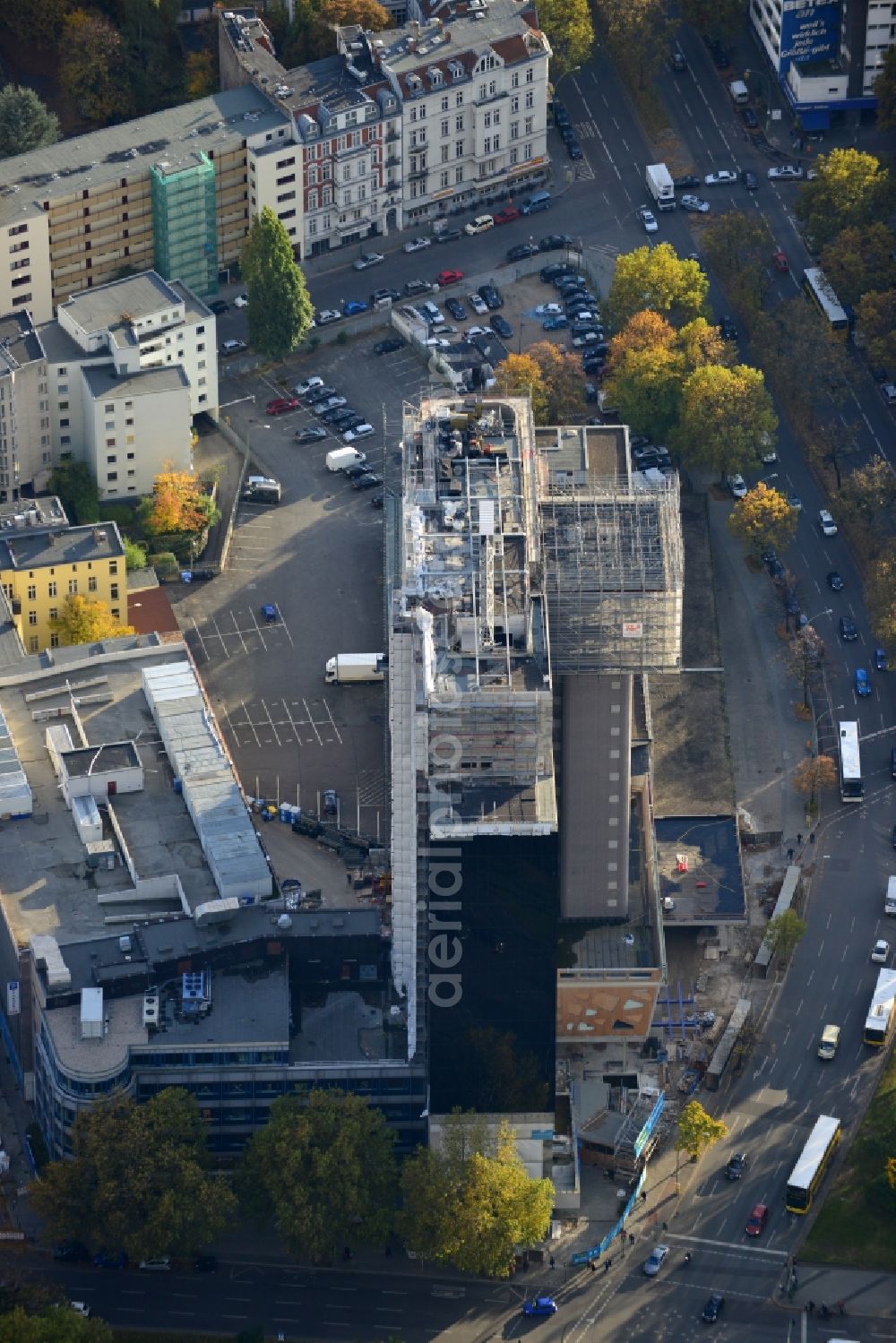 Berlin from above - Blick auf das Bauvorhaben Hotel Riu Plaza in der Martin-Luther-Straße in Berlin - Schöneberg. Das markante leerstehende Bürogebäude in der City West wird von der Firma Hagenauer zu einem Vier-Sterne-Hotel der spanischen Kette Riu umgebaut. Planung und Entwicklung des Projekts übernahm das Büro der Architekten GFB Alvarez