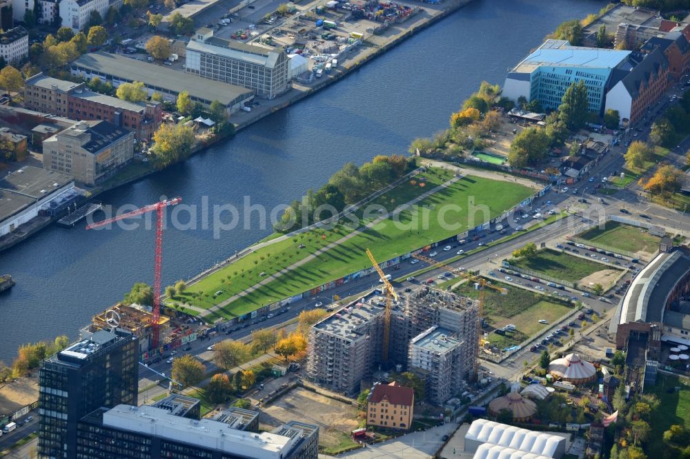 Aerial image Berlin - Construction site by Schrobsdorff Bau AG to build a new apartment-house at Mühlenstrasse in Berlin Friedrichshain. The housing units with a view of the East Side Gallery on the banks of the river Spree will be in close proximity to the new headquarters of Mercedes-Benz Germany. The office of Dahm Architects & Engineers overviewed the planing of the project