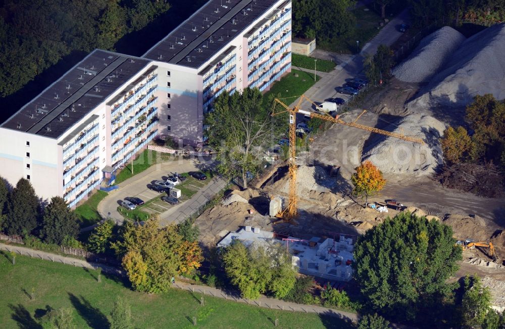 Berlin from the bird's eye view: View of the construction project Living at Landscape Garden Herzberge at Allee der Kosmonauten in Berlin - Lichtenberg. On the former premises of two vacant school buildings, the ADK Landschaftspark GmbH is developing modern residential townhouses with condominiums