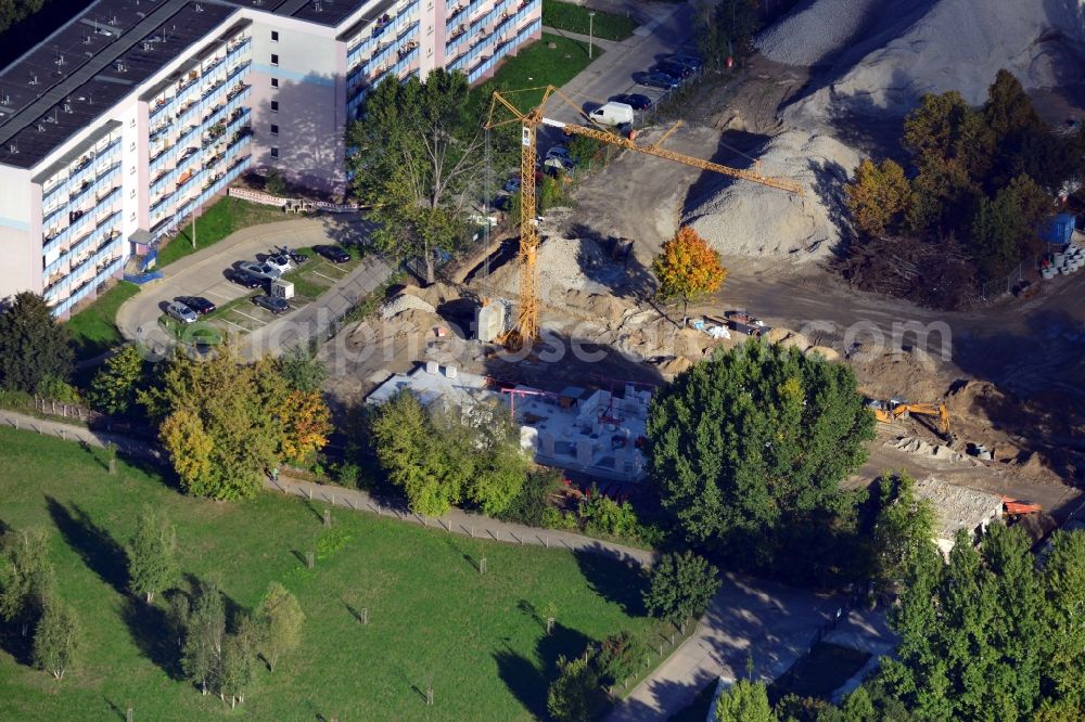 Aerial image Berlin - View of the construction project Living at Landscape Garden Herzberge at Allee der Kosmonauten in Berlin - Lichtenberg. On the former premises of two vacant school buildings, the ADK Landschaftspark GmbH is developing modern residential townhouses with condominiums