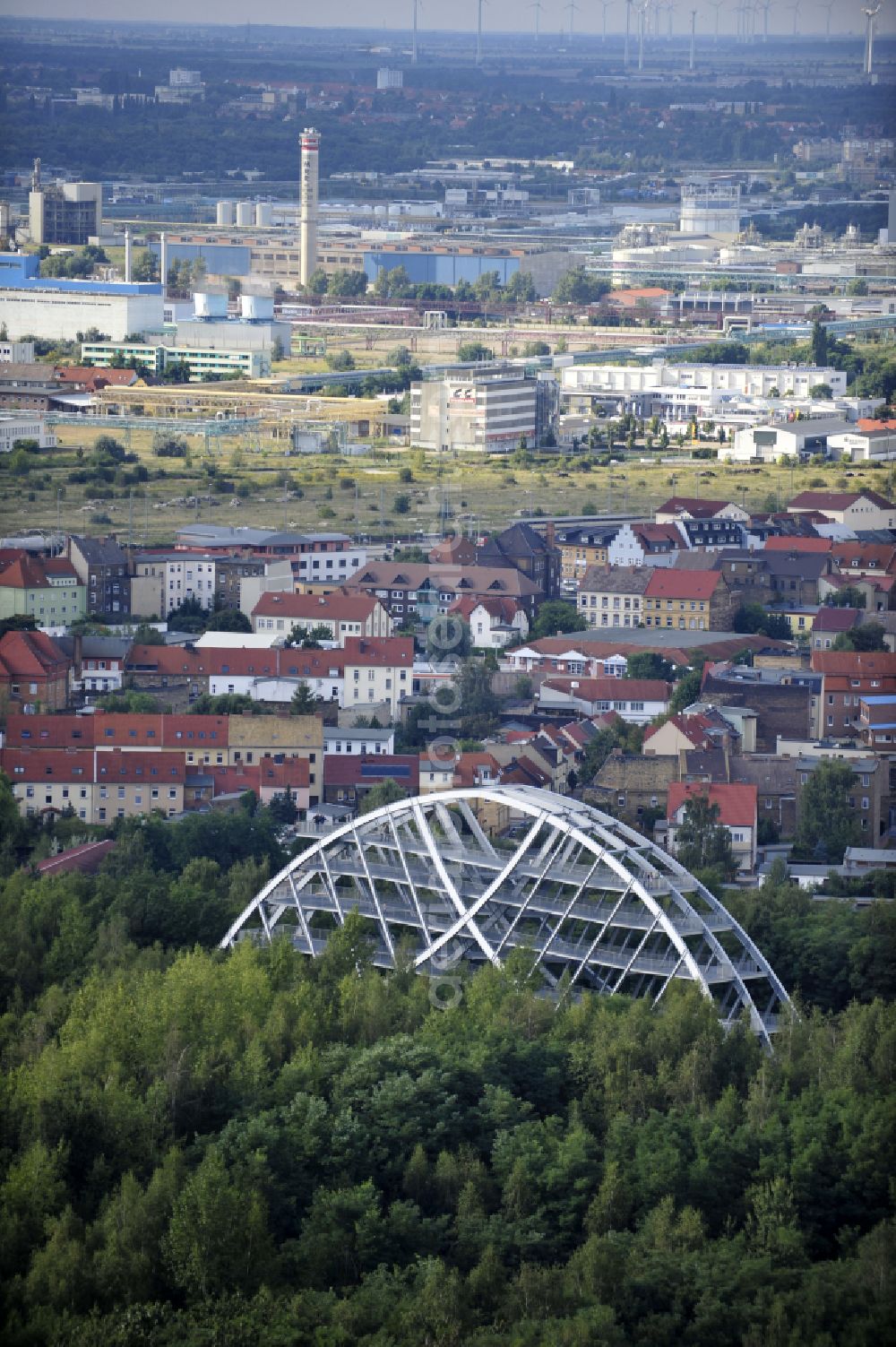 Bitterfeld from the bird's eye view: Night lights and lighting structure of the viewing platform Bitterfelder Bogen on the Bitterfelder Berg on Parkstrasse in the district Holzweissig in Bitterfeld in the state Saxony-Anhalt, Germany