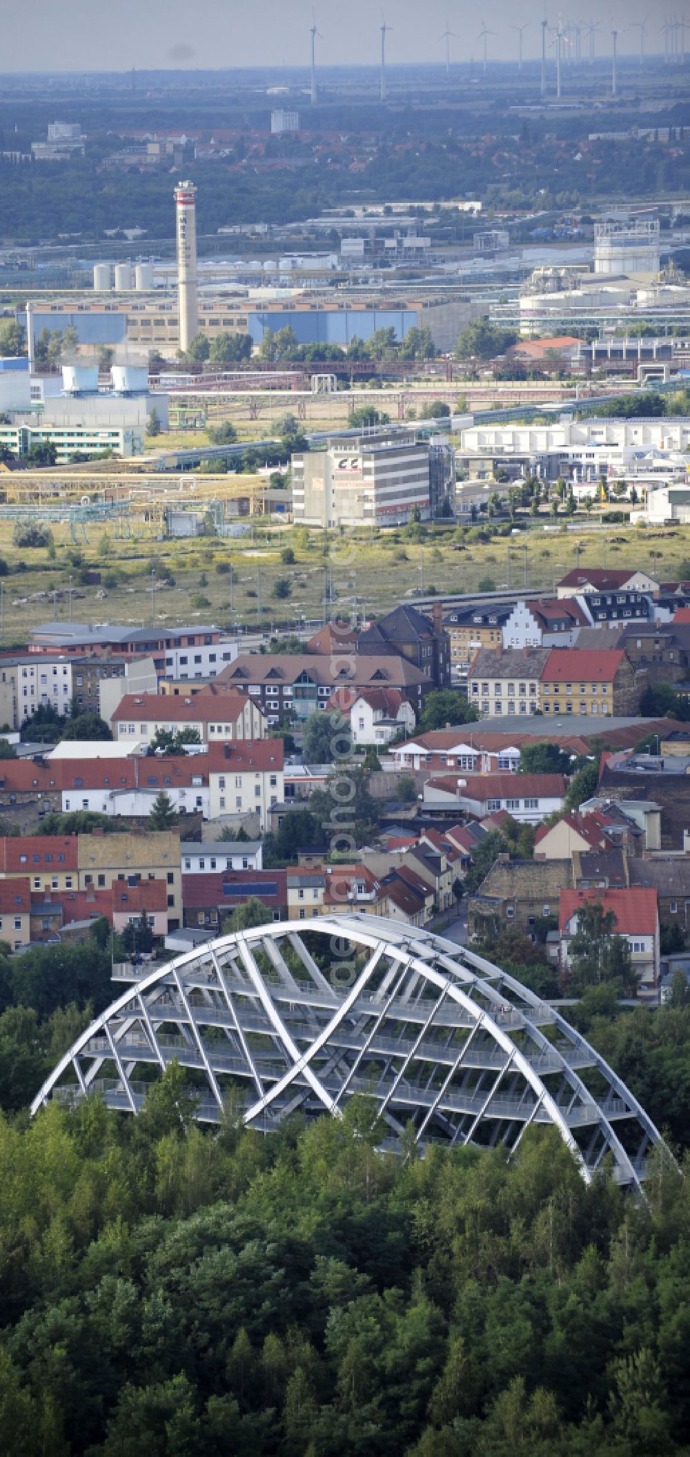 Aerial image Bitterfeld - Night lights and lighting structure of the viewing platform Bitterfelder Bogen on the Bitterfelder Berg on Parkstrasse in the district Holzweissig in Bitterfeld in the state Saxony-Anhalt, Germany