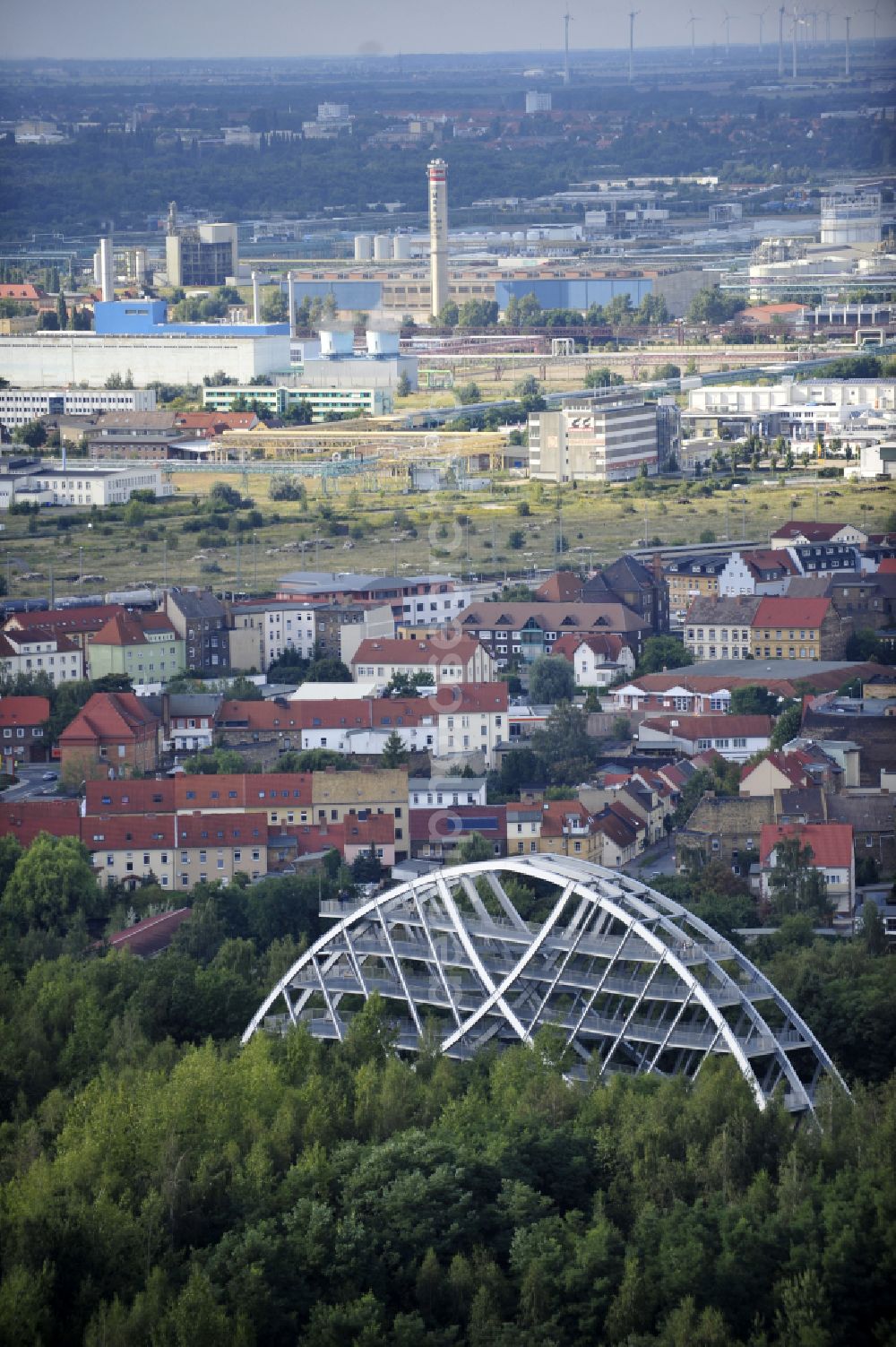 Aerial photograph Bitterfeld - Night lights and lighting structure of the viewing platform Bitterfelder Bogen on the Bitterfelder Berg on Parkstrasse in the district Holzweissig in Bitterfeld in the state Saxony-Anhalt, Germany