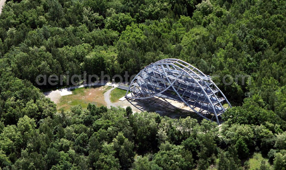 Aerial photograph Bitterfeld - Night lights and lighting structure of the viewing platform Bitterfelder Bogen on the Bitterfelder Berg on Parkstrasse in the district Holzweissig in Bitterfeld in the state Saxony-Anhalt, Germany