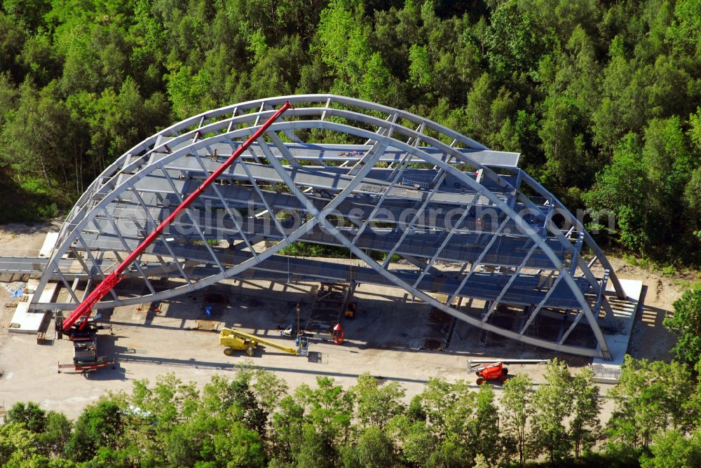 Aerial image Bitterfeld - Structure of the viewing platform Bitterfelder Bogen on the Bitterfelder Berg on Parkstrasse in the district Holzweissig in Bitterfeld in the state Saxony-Anhalt, Germany