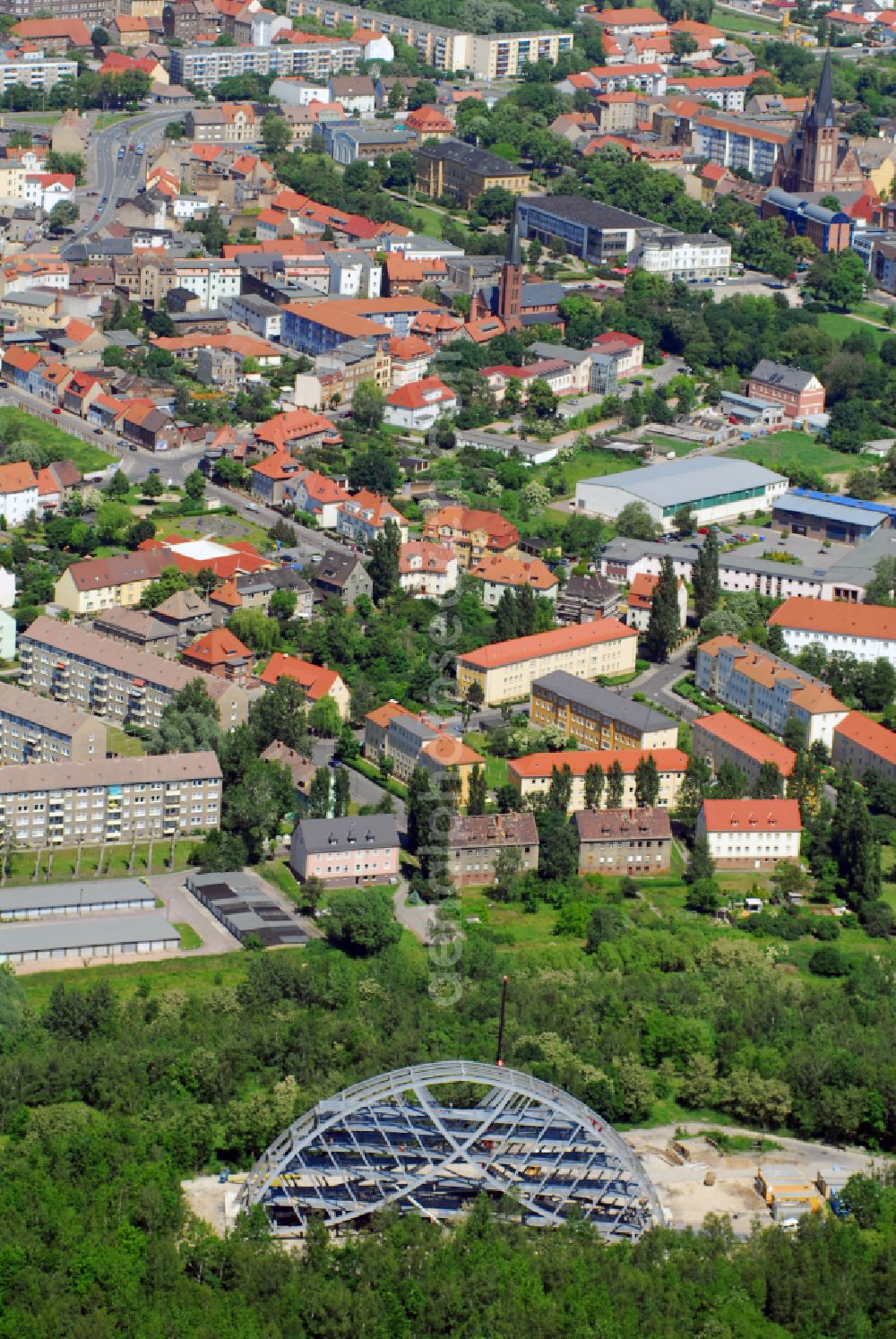 Aerial image Bitterfeld - Structure of the viewing platform Bitterfelder Bogen on the Bitterfelder Berg on Parkstrasse in the district Holzweissig in Bitterfeld in the state Saxony-Anhalt, Germany