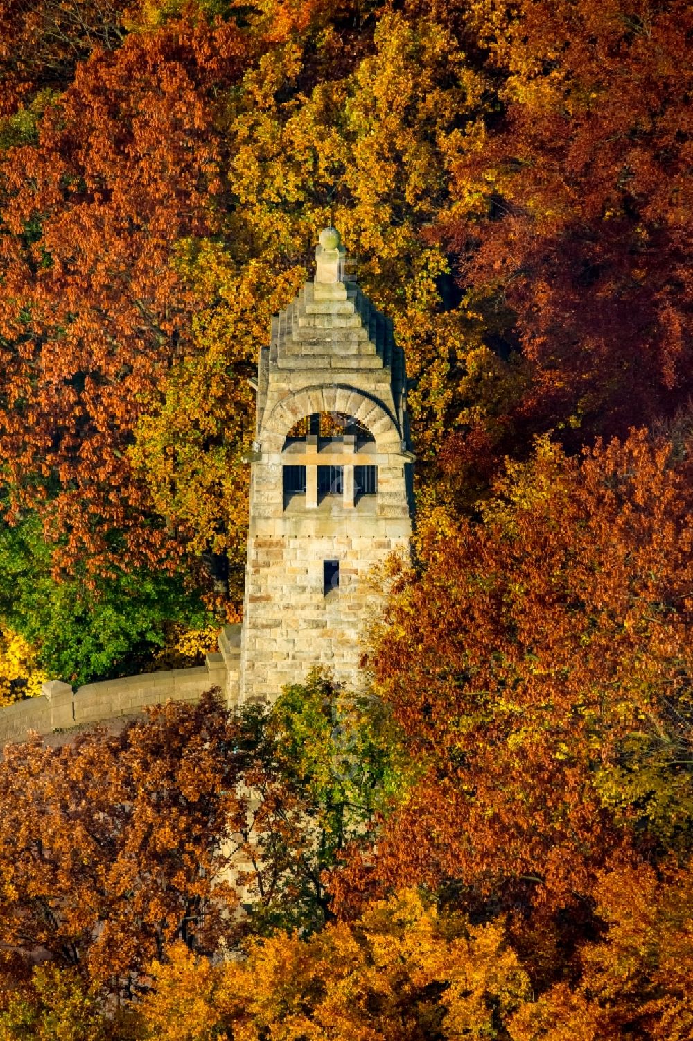 Witten from above - Structure of the observation tower Berger-Memorial in the South of Witten in the state of North Rhine-Westphalia. The tower is located in the recreational forest region of Hohenstein