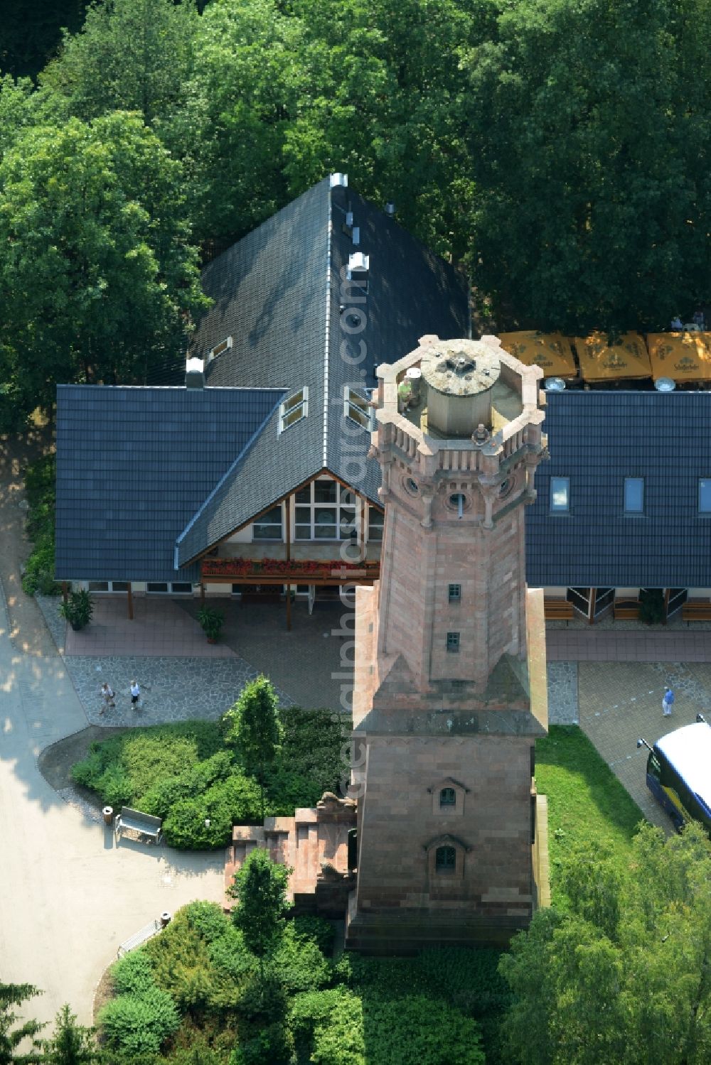 Aerial photograph Rochlitz - Structure of the observation tower Friedrich-August-Tower on Rochlitzer Mountain in Rochlitz in the state of Saxony. The historic tower from 1860 is located in a forest next to the restaurant Tuermerhaus