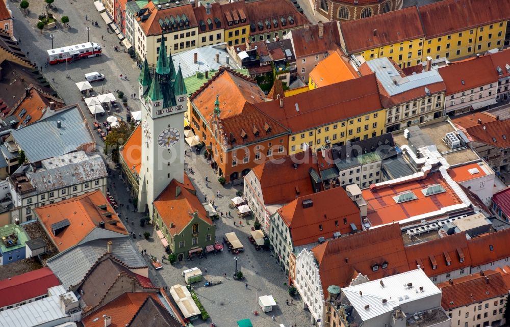 Aerial photograph Straubing - Structure of the observation tower Stadtturm on Theresienplatz in Straubing in the state Bavaria