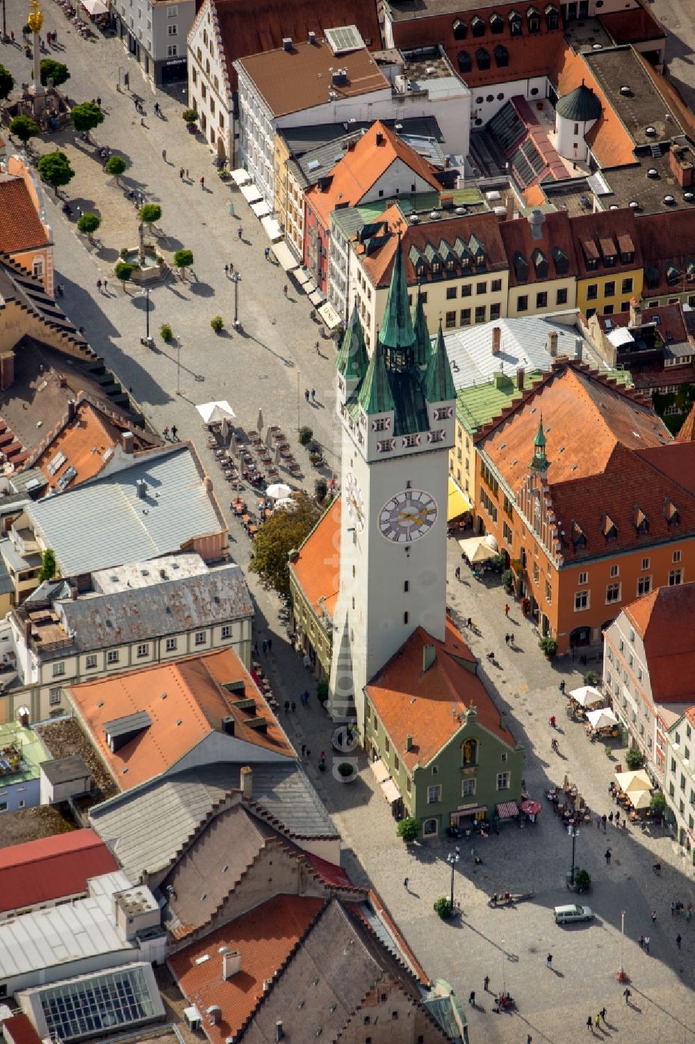 Aerial image Straubing - Structure of the observation tower Stadtturm on Theresienplatz in Straubing in the state Bavaria