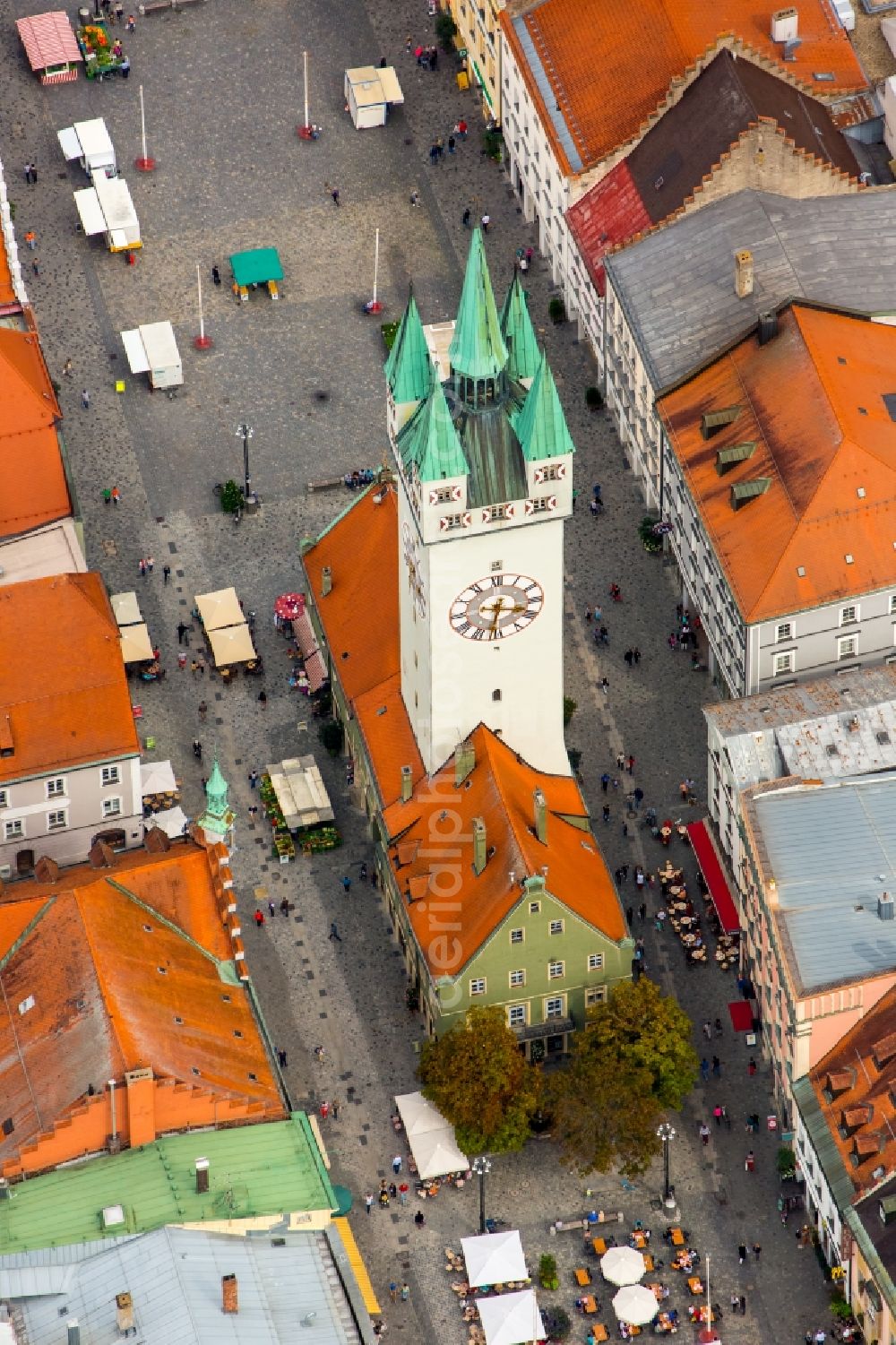 Aerial image Straubing - Structure of the observation tower Stadtturm on Theresienplatz in Straubing in the state Bavaria