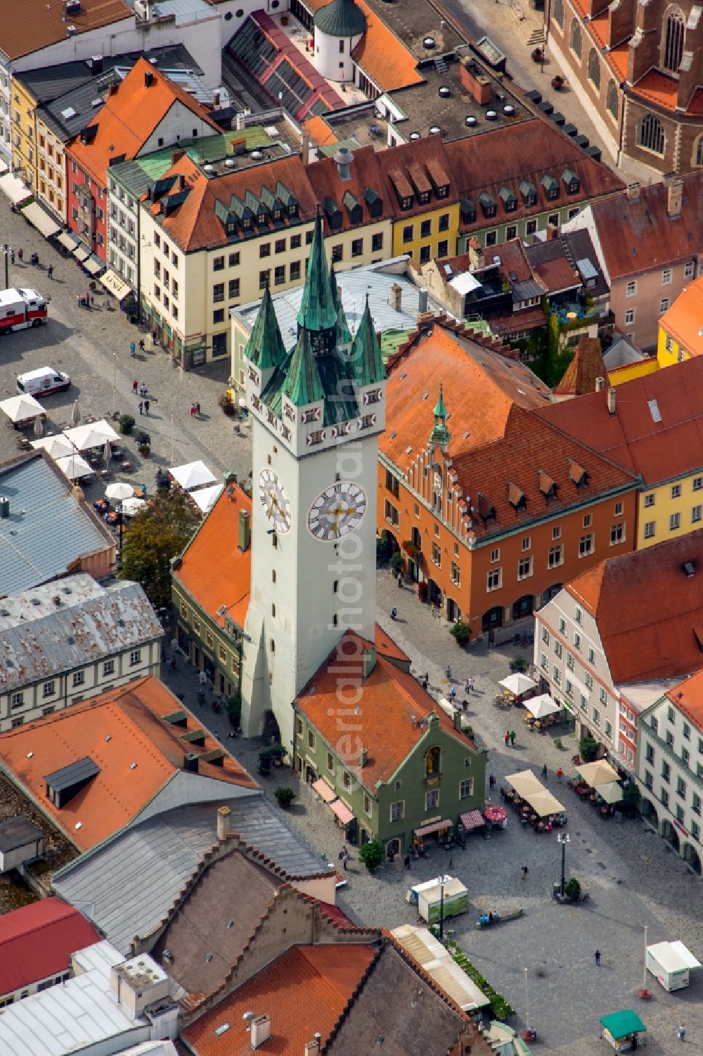 Aerial photograph Straubing - Structure of the observation tower Stadtturm on Theresienplatz in Straubing in the state Bavaria