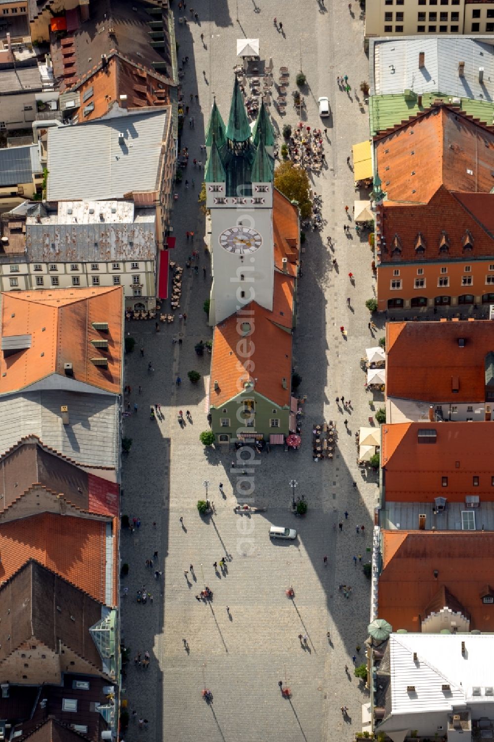 Aerial image Straubing - Structure of the observation tower Stadtturm on Theresienplatz in Straubing in the state Bavaria