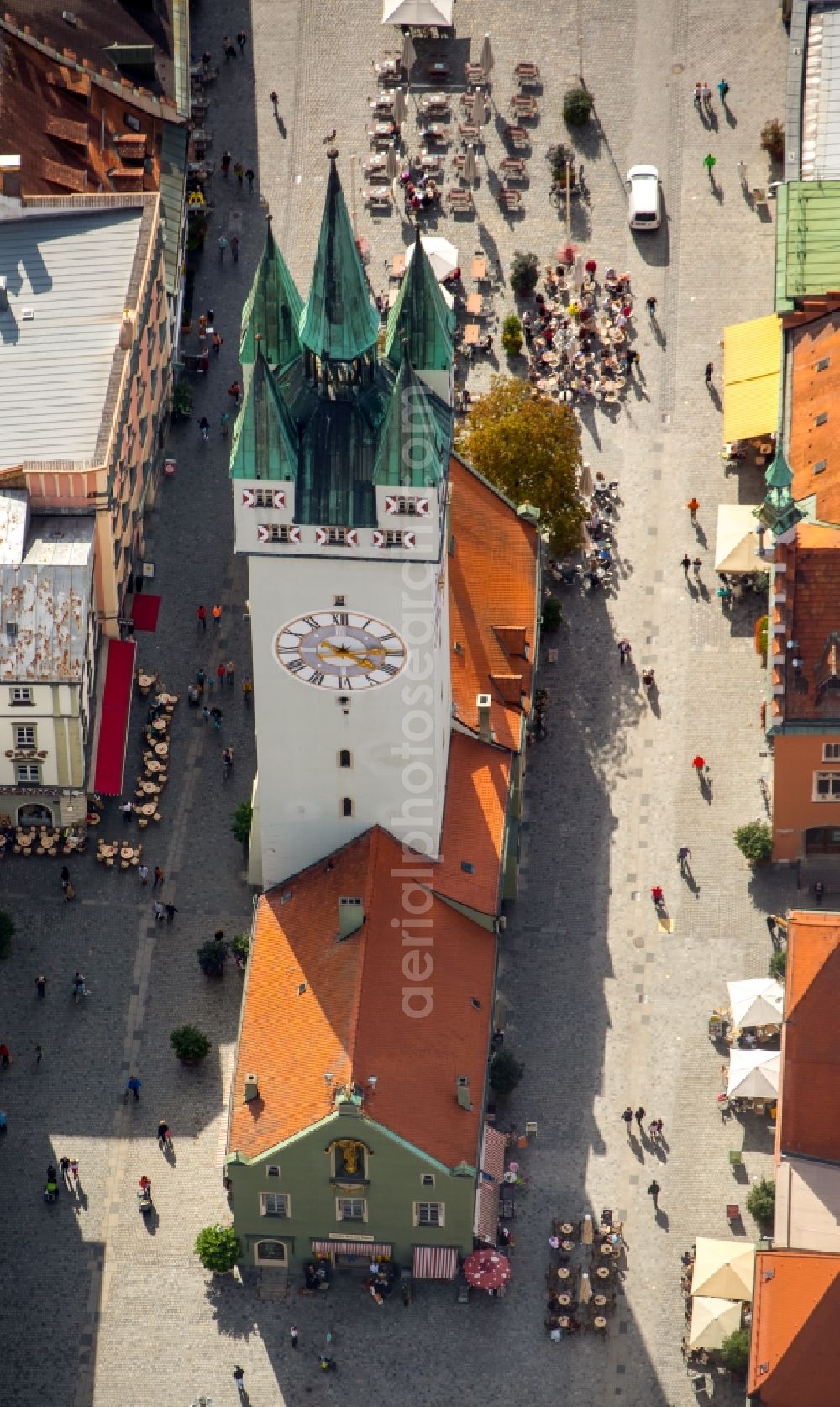 Aerial photograph Straubing - Structure of the observation tower Stadtturm on Theresienplatz in Straubing in the state Bavaria