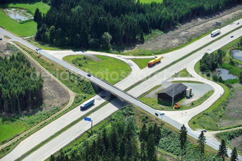 Dittersdorf from the bird's eye view: Bauwerke und Streckenführung der BAB Bundesautobahn A9 mit bisher vier Fahrstreifen. Derzeit laufen Vorbereitungsarbeiten für den sechsspurigen Ausbau der Autobahn 9 zwischen Triptis und Schleiz durch das deutsch-französisches Konsortium EUROVIA VINCI. Es ist das letzte Projekt im Rahmen des Verkehrsprojekt Deutsche Einheit Nummer zwölf der DEGES. Buildings and route of the motorway A9.