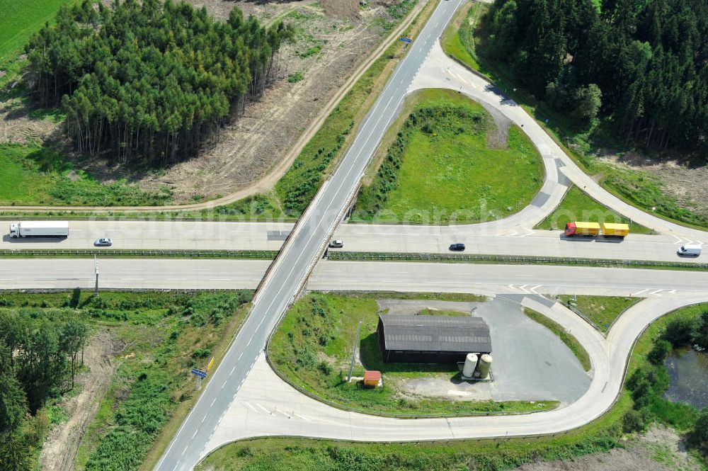 Aerial image Dittersdorf - Bauwerke und Streckenführung der BAB Bundesautobahn A9 mit bisher vier Fahrstreifen. Derzeit laufen Vorbereitungsarbeiten für den sechsspurigen Ausbau der Autobahn 9 zwischen Triptis und Schleiz durch das deutsch-französisches Konsortium EUROVIA VINCI. Es ist das letzte Projekt im Rahmen des Verkehrsprojekt Deutsche Einheit Nummer zwölf der DEGES. Buildings and route of the motorway A9.