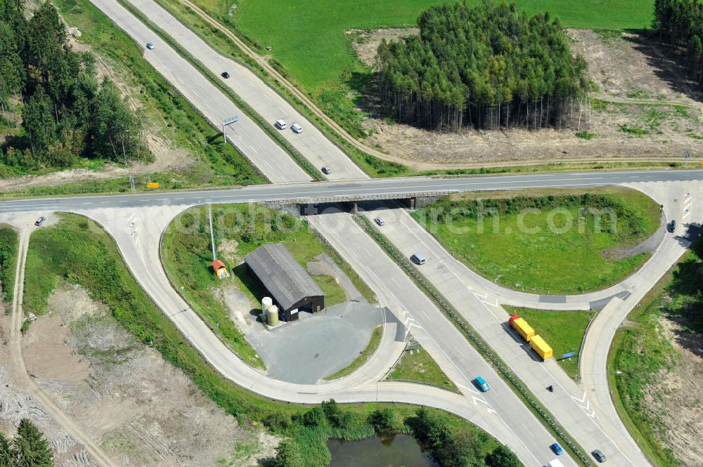 Aerial photograph Dittersdorf - Bauwerke und Streckenführung der BAB Bundesautobahn A9 mit bisher vier Fahrstreifen. Derzeit laufen Vorbereitungsarbeiten für den sechsspurigen Ausbau der Autobahn 9 zwischen Triptis und Schleiz durch das deutsch-französisches Konsortium EUROVIA VINCI. Es ist das letzte Projekt im Rahmen des Verkehrsprojekt Deutsche Einheit Nummer zwölf der DEGES. Buildings and route of the motorway A9.