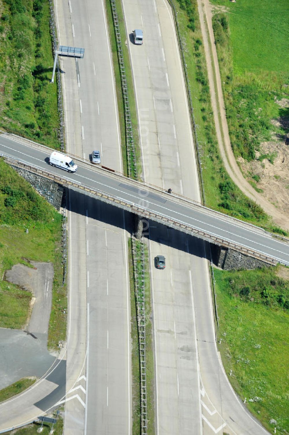 Dittersdorf from above - Bauwerke und Streckenführung der BAB Bundesautobahn A9 mit bisher vier Fahrstreifen. Derzeit laufen Vorbereitungsarbeiten für den sechsspurigen Ausbau der Autobahn 9 zwischen Triptis und Schleiz durch das deutsch-französisches Konsortium EUROVIA VINCI. Es ist das letzte Projekt im Rahmen des Verkehrsprojekt Deutsche Einheit Nummer zwölf der DEGES. Buildings and route of the motorway A9.