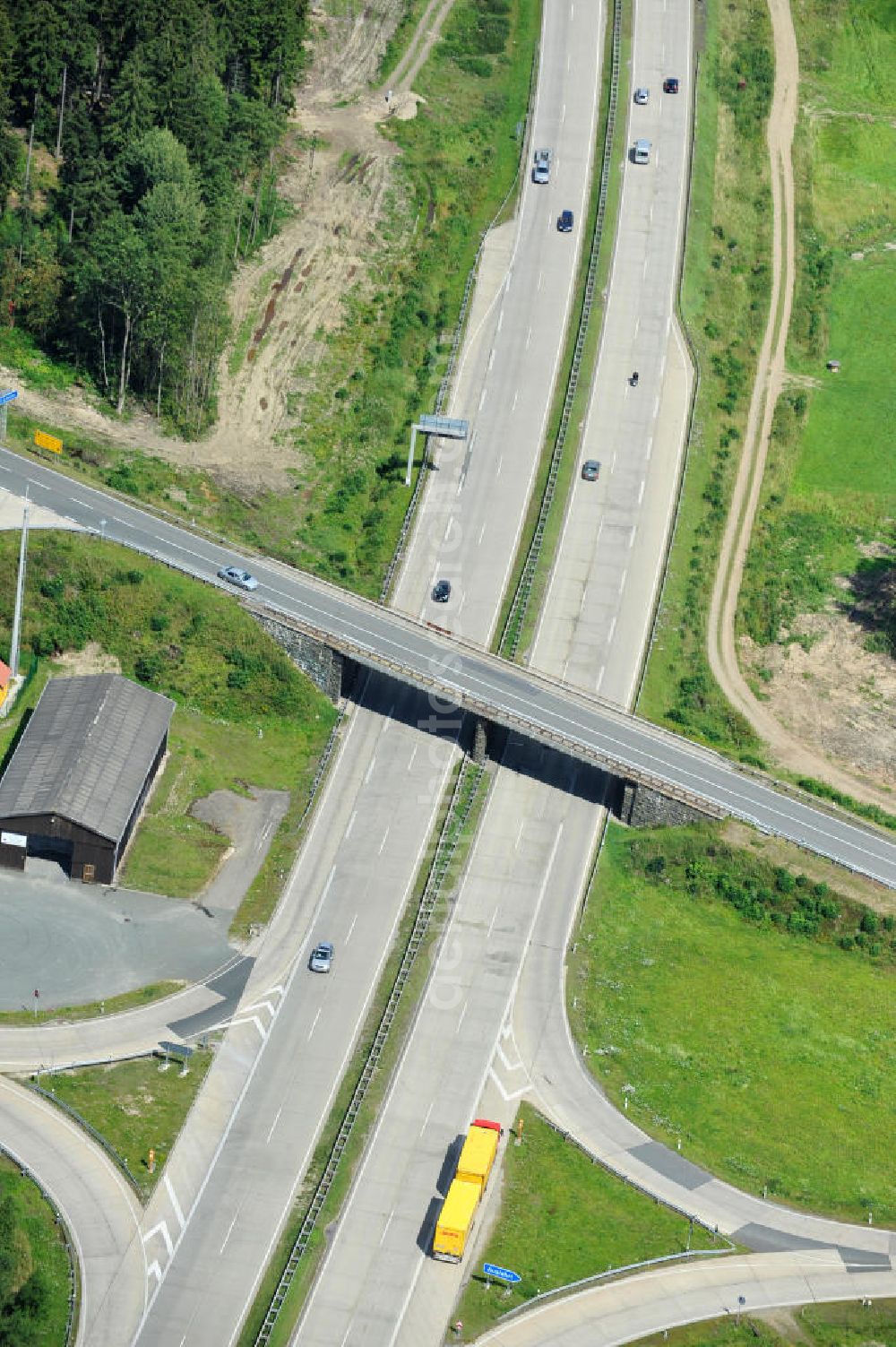 Dittersdorf from the bird's eye view: Bauwerke und Streckenführung der BAB Bundesautobahn A9 mit bisher vier Fahrstreifen. Derzeit laufen Vorbereitungsarbeiten für den sechsspurigen Ausbau der Autobahn 9 zwischen Triptis und Schleiz durch das deutsch-französisches Konsortium EUROVIA VINCI. Es ist das letzte Projekt im Rahmen des Verkehrsprojekt Deutsche Einheit Nummer zwölf der DEGES. Buildings and route of the motorway A9.