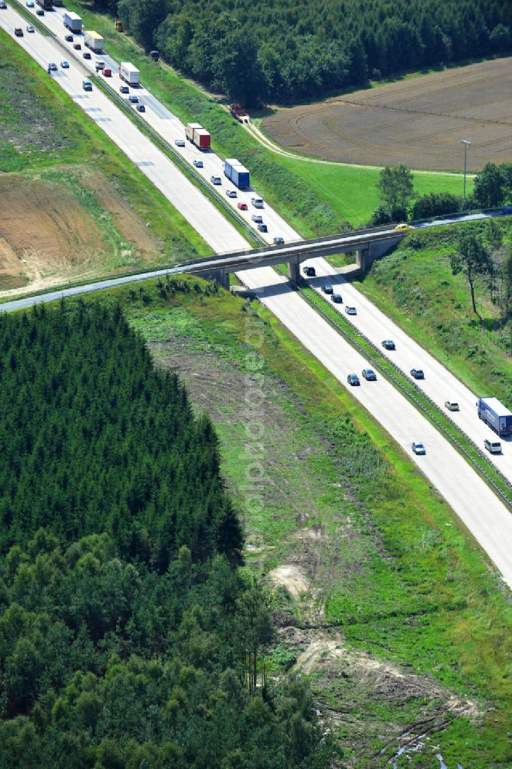 Aerial image Dittersdorf - Bauwerke und Streckenführung der BAB Bundesautobahn A9 mit bisher vier Fahrstreifen. Derzeit laufen Vorbereitungsarbeiten für den sechsspurigen Ausbau der Autobahn 9 zwischen Triptis und Schleiz durch das deutsch-französisches Konsortium EUROVIA VINCI. Es ist das letzte Projekt im Rahmen des Verkehrsprojekt Deutsche Einheit Nummer zwölf der DEGES. Buildings and route of the motorway A9.