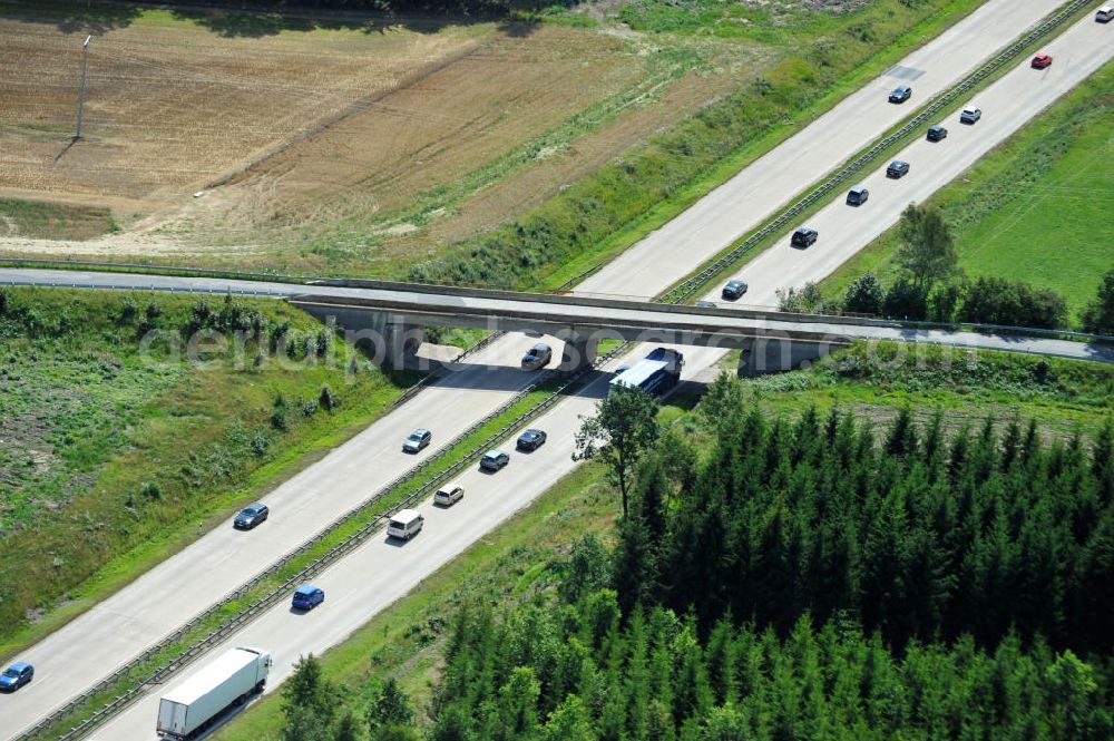 Aerial photograph Dittersdorf - Bauwerke und Streckenführung der BAB Bundesautobahn A9 mit bisher vier Fahrstreifen. Derzeit laufen Vorbereitungsarbeiten für den sechsspurigen Ausbau der Autobahn 9 zwischen Triptis und Schleiz durch das deutsch-französisches Konsortium EUROVIA VINCI. Es ist das letzte Projekt im Rahmen des Verkehrsprojekt Deutsche Einheit Nummer zwölf der DEGES. Buildings and route of the motorway A9.