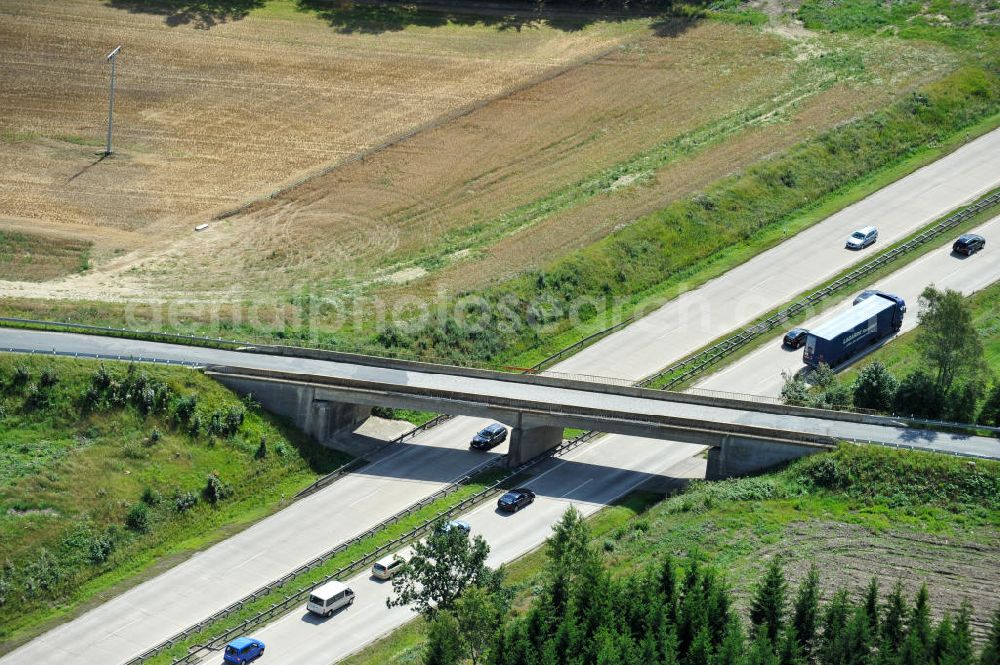 Dittersdorf from above - Bauwerke und Streckenführung der BAB Bundesautobahn A9 mit bisher vier Fahrstreifen. Derzeit laufen Vorbereitungsarbeiten für den sechsspurigen Ausbau der Autobahn 9 zwischen Triptis und Schleiz durch das deutsch-französisches Konsortium EUROVIA VINCI. Es ist das letzte Projekt im Rahmen des Verkehrsprojekt Deutsche Einheit Nummer zwölf der DEGES. Buildings and route of the motorway A9.