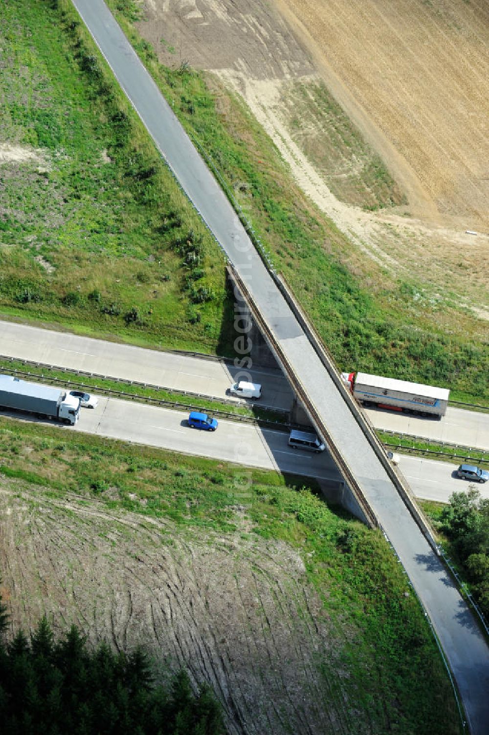 Aerial image Dittersdorf - Bauwerke und Streckenführung der BAB Bundesautobahn A9 mit bisher vier Fahrstreifen. Derzeit laufen Vorbereitungsarbeiten für den sechsspurigen Ausbau der Autobahn 9 zwischen Triptis und Schleiz durch das deutsch-französisches Konsortium EUROVIA VINCI. Es ist das letzte Projekt im Rahmen des Verkehrsprojekt Deutsche Einheit Nummer zwölf der DEGES. Buildings and route of the motorway A9.