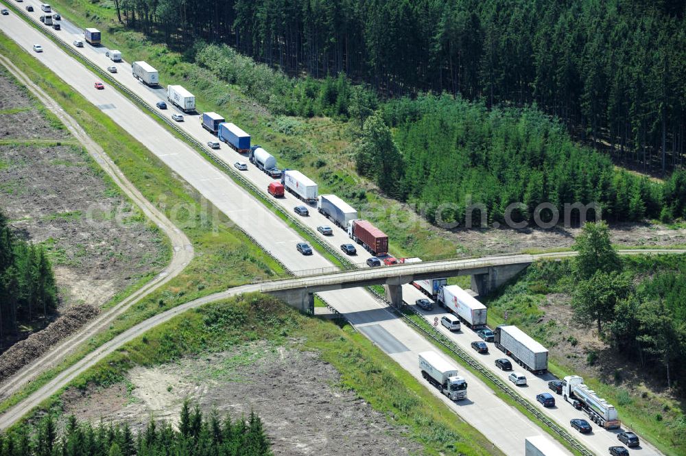 Aerial photograph Dittersdorf - Bauwerke und Streckenführung der BAB Bundesautobahn A9 mit bisher vier Fahrstreifen. Derzeit laufen Vorbereitungsarbeiten für den sechsspurigen Ausbau der Autobahn 9 zwischen Triptis und Schleiz durch das deutsch-französisches Konsortium EUROVIA VINCI. Es ist das letzte Projekt im Rahmen des Verkehrsprojekt Deutsche Einheit Nummer zwölf der DEGES. Buildings and route of the motorway A9.