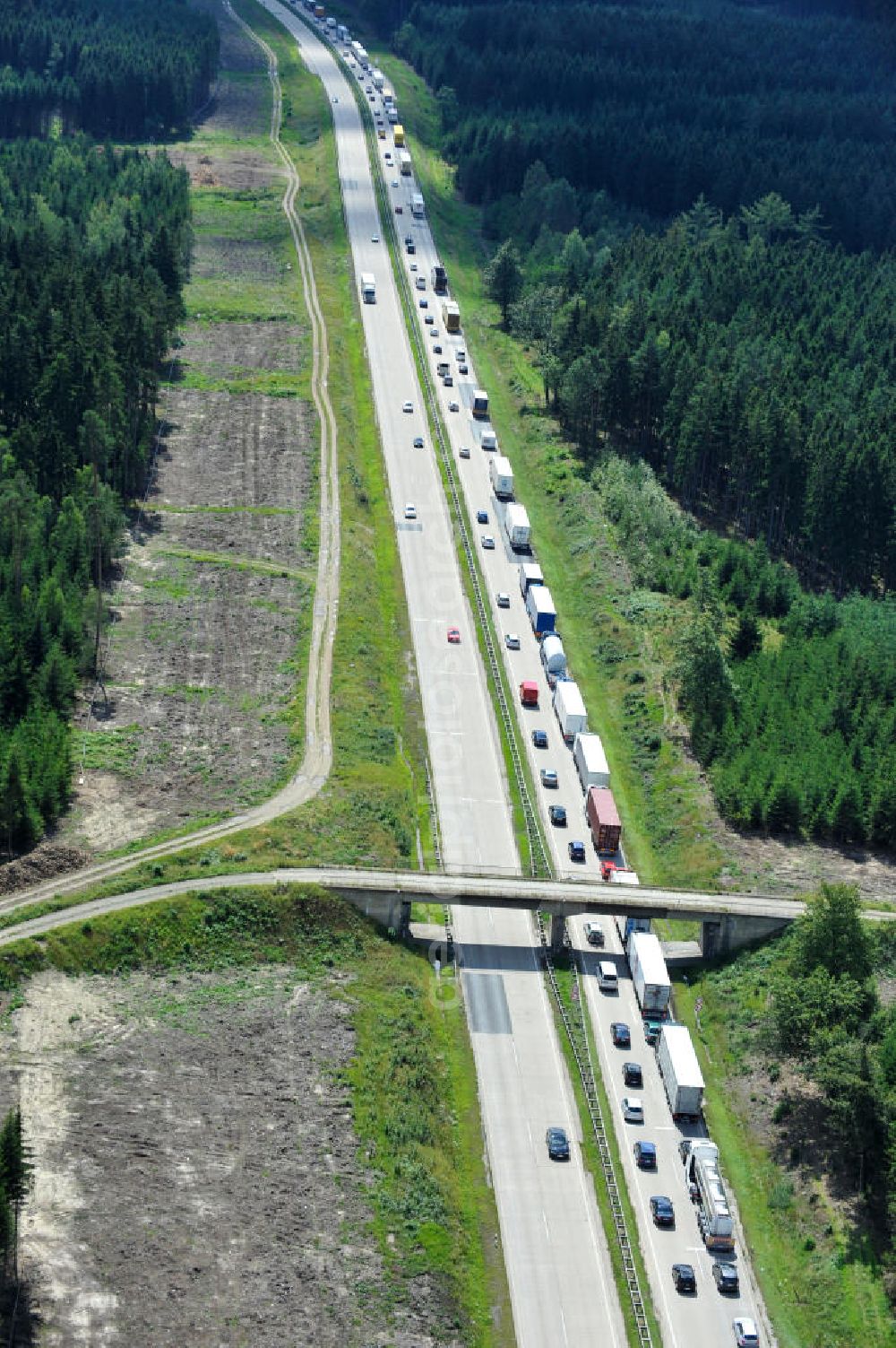 Dittersdorf from above - Bauwerke und Streckenführung der BAB Bundesautobahn A9 mit bisher vier Fahrstreifen. Derzeit laufen Vorbereitungsarbeiten für den sechsspurigen Ausbau der Autobahn 9 zwischen Triptis und Schleiz durch das deutsch-französisches Konsortium EUROVIA VINCI. Es ist das letzte Projekt im Rahmen des Verkehrsprojekt Deutsche Einheit Nummer zwölf der DEGES. Buildings and route of the motorway A9.