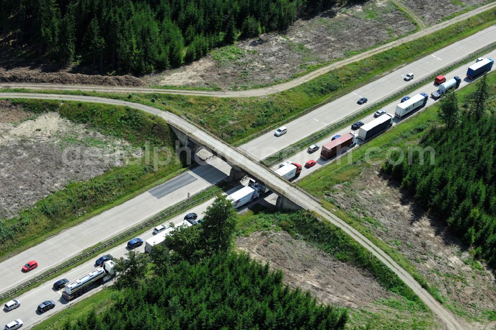 Dittersdorf from the bird's eye view: Bauwerke und Streckenführung der BAB Bundesautobahn A9 mit bisher vier Fahrstreifen. Derzeit laufen Vorbereitungsarbeiten für den sechsspurigen Ausbau der Autobahn 9 zwischen Triptis und Schleiz durch das deutsch-französisches Konsortium EUROVIA VINCI. Es ist das letzte Projekt im Rahmen des Verkehrsprojekt Deutsche Einheit Nummer zwölf der DEGES. Buildings and route of the motorway A9.