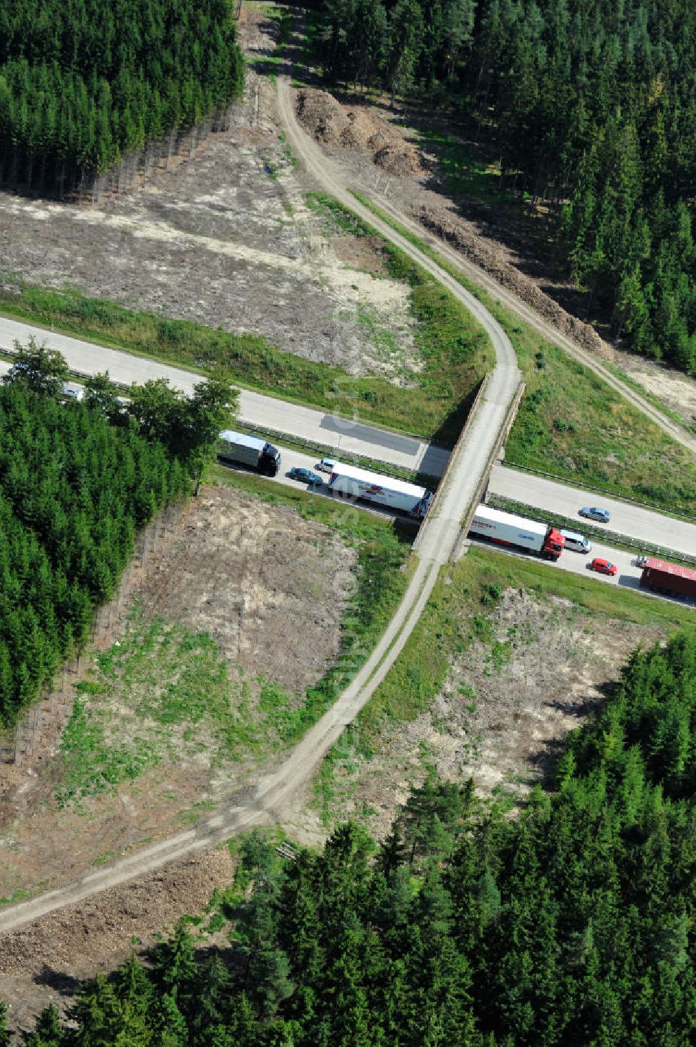 Aerial image Dittersdorf - Bauwerke und Streckenführung der BAB Bundesautobahn A9 mit bisher vier Fahrstreifen. Derzeit laufen Vorbereitungsarbeiten für den sechsspurigen Ausbau der Autobahn 9 zwischen Triptis und Schleiz durch das deutsch-französisches Konsortium EUROVIA VINCI. Es ist das letzte Projekt im Rahmen des Verkehrsprojekt Deutsche Einheit Nummer zwölf der DEGES. Buildings and route of the motorway A9.