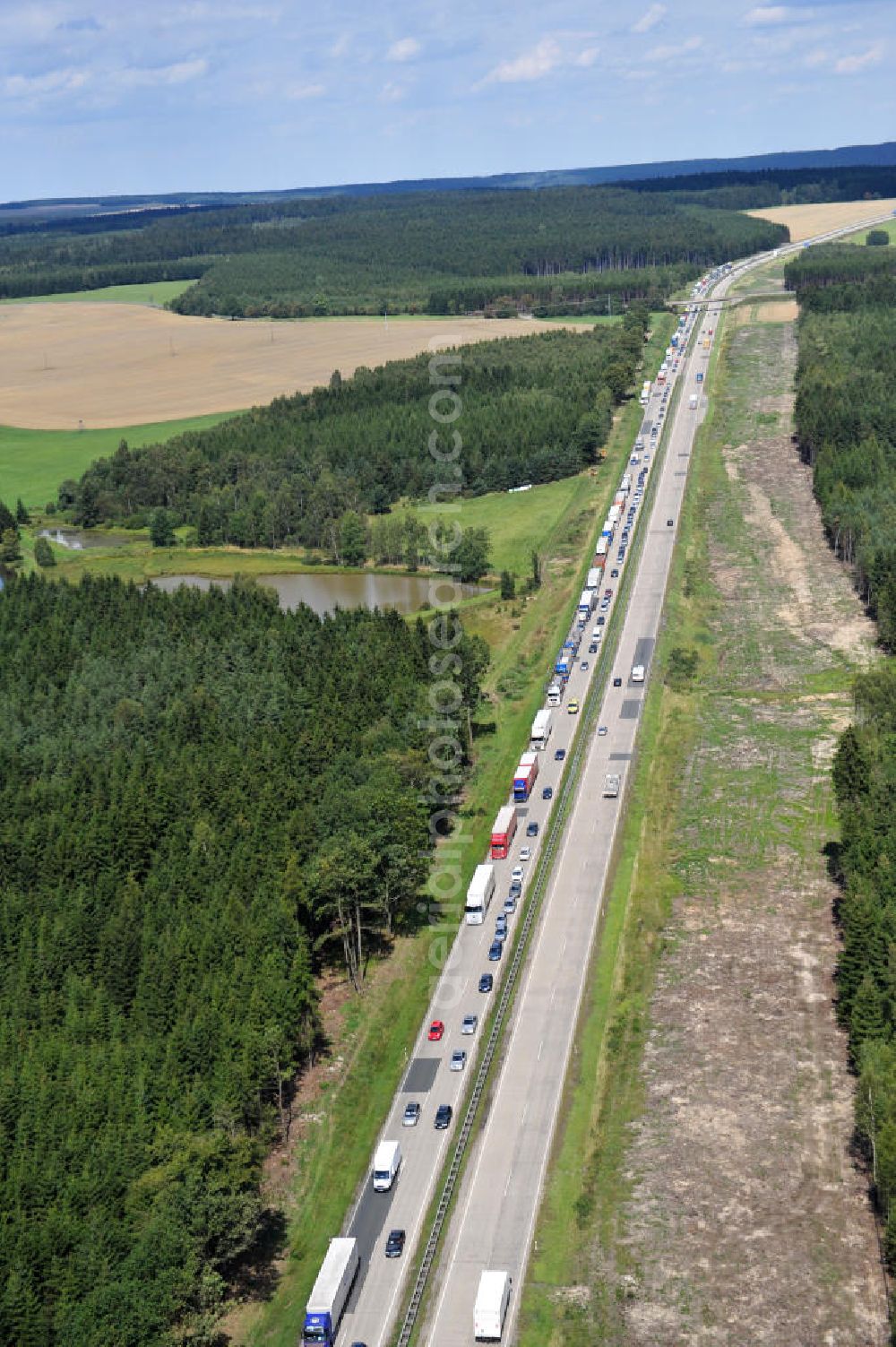 Aerial photograph Dittersdorf - Bauwerke und Streckenführung der BAB Bundesautobahn A9 mit bisher vier Fahrstreifen. Derzeit laufen Vorbereitungsarbeiten für den sechsspurigen Ausbau der Autobahn 9 zwischen Triptis und Schleiz durch das deutsch-französisches Konsortium EUROVIA VINCI. Es ist das letzte Projekt im Rahmen des Verkehrsprojekt Deutsche Einheit Nummer zwölf der DEGES. Buildings and route of the motorway A9.