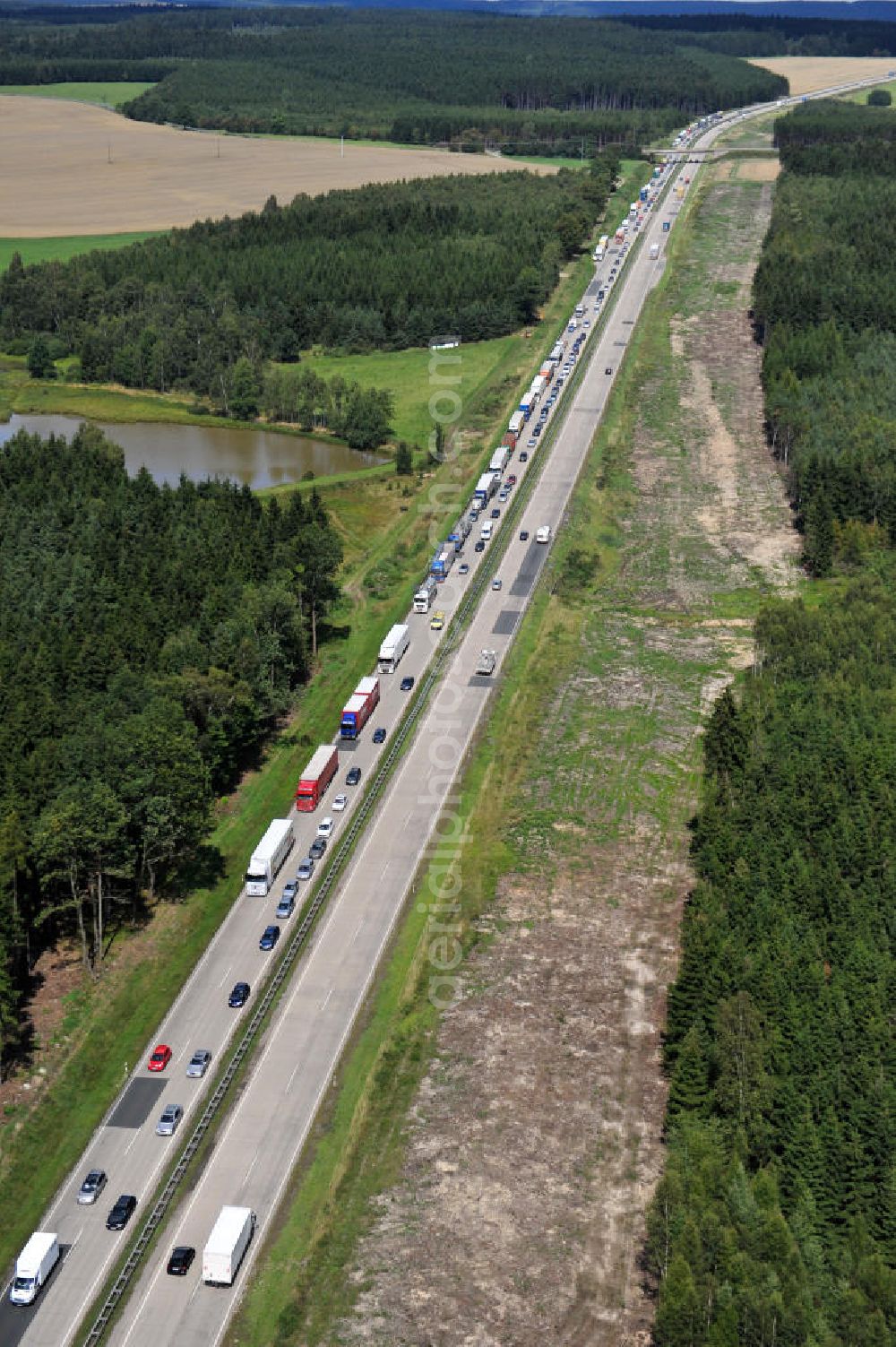 Dittersdorf from above - Bauwerke und Streckenführung der BAB Bundesautobahn A9 mit bisher vier Fahrstreifen. Derzeit laufen Vorbereitungsarbeiten für den sechsspurigen Ausbau der Autobahn 9 zwischen Triptis und Schleiz durch das deutsch-französisches Konsortium EUROVIA VINCI. Es ist das letzte Projekt im Rahmen des Verkehrsprojekt Deutsche Einheit Nummer zwölf der DEGES. Buildings and route of the motorway A9.