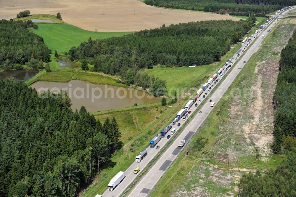 Dittersdorf from the bird's eye view: Bauwerke und Streckenführung der BAB Bundesautobahn A9 mit bisher vier Fahrstreifen. Derzeit laufen Vorbereitungsarbeiten für den sechsspurigen Ausbau der Autobahn 9 zwischen Triptis und Schleiz durch das deutsch-französisches Konsortium EUROVIA VINCI. Es ist das letzte Projekt im Rahmen des Verkehrsprojekt Deutsche Einheit Nummer zwölf der DEGES. Buildings and route of the motorway A9.