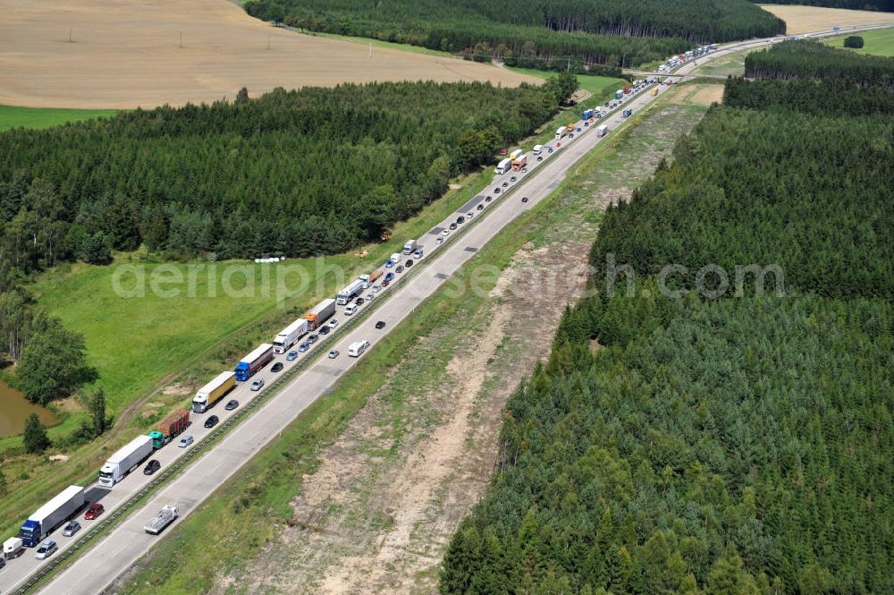 Aerial image Dittersdorf - Bauwerke und Streckenführung der BAB Bundesautobahn A9 mit bisher vier Fahrstreifen. Derzeit laufen Vorbereitungsarbeiten für den sechsspurigen Ausbau der Autobahn 9 zwischen Triptis und Schleiz durch das deutsch-französisches Konsortium EUROVIA VINCI. Es ist das letzte Projekt im Rahmen des Verkehrsprojekt Deutsche Einheit Nummer zwölf der DEGES. Buildings and route of the motorway A9.