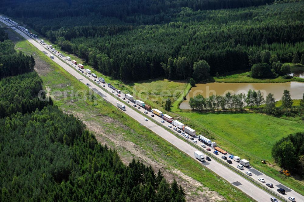 Aerial photograph Dittersdorf - Bauwerke und Streckenführung der BAB Bundesautobahn A9 mit bisher vier Fahrstreifen. Derzeit laufen Vorbereitungsarbeiten für den sechsspurigen Ausbau der Autobahn 9 zwischen Triptis und Schleiz durch das deutsch-französisches Konsortium EUROVIA VINCI. Es ist das letzte Projekt im Rahmen des Verkehrsprojekt Deutsche Einheit Nummer zwölf der DEGES. Buildings and route of the motorway A9.