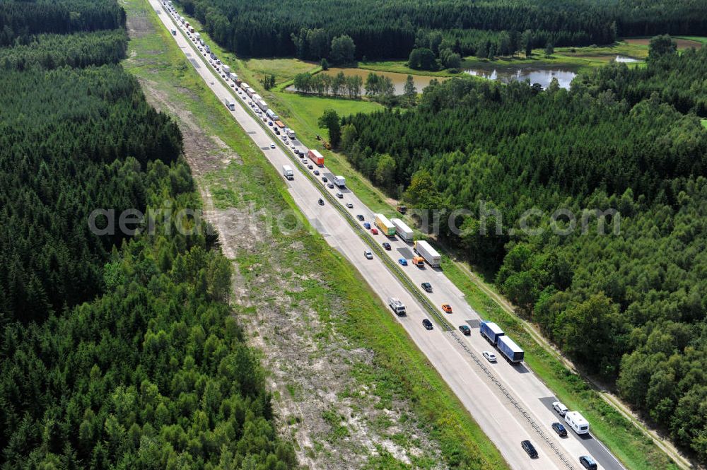 Dittersdorf from above - Bauwerke und Streckenführung der BAB Bundesautobahn A9 mit bisher vier Fahrstreifen. Derzeit laufen Vorbereitungsarbeiten für den sechsspurigen Ausbau der Autobahn 9 zwischen Triptis und Schleiz durch das deutsch-französisches Konsortium EUROVIA VINCI. Es ist das letzte Projekt im Rahmen des Verkehrsprojekt Deutsche Einheit Nummer zwölf der DEGES. Buildings and route of the motorway A9.