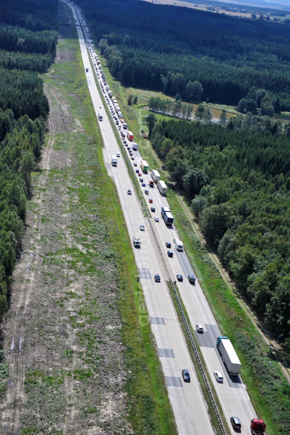 Dittersdorf from the bird's eye view: Bauwerke und Streckenführung der BAB Bundesautobahn A9 mit bisher vier Fahrstreifen. Derzeit laufen Vorbereitungsarbeiten für den sechsspurigen Ausbau der Autobahn 9 zwischen Triptis und Schleiz durch das deutsch-französisches Konsortium EUROVIA VINCI. Es ist das letzte Projekt im Rahmen des Verkehrsprojekt Deutsche Einheit Nummer zwölf der DEGES. Buildings and route of the motorway A9.