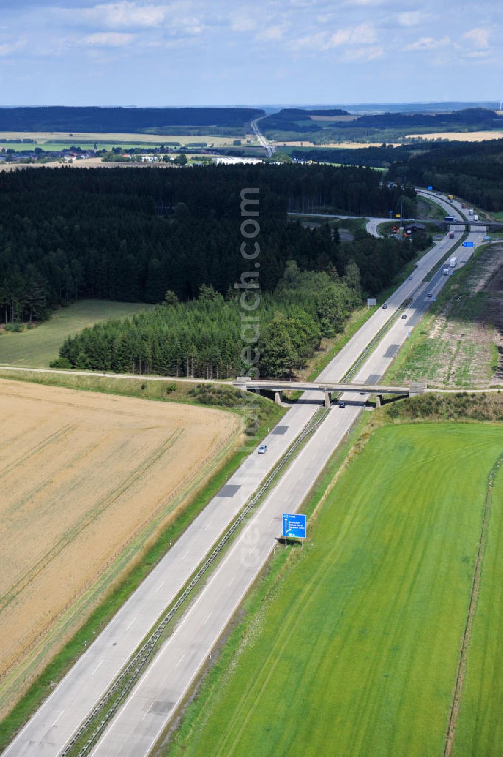 Aerial image Dittersdorf - Bauwerke und Streckenführung der BAB Bundesautobahn A9 mit bisher vier Fahrstreifen. Derzeit laufen Vorbereitungsarbeiten für den sechsspurigen Ausbau der Autobahn 9 zwischen Triptis und Schleiz durch das deutsch-französisches Konsortium EUROVIA VINCI. Es ist das letzte Projekt im Rahmen des Verkehrsprojekt Deutsche Einheit Nummer zwölf der DEGES. Buildings and route of the motorway A9.