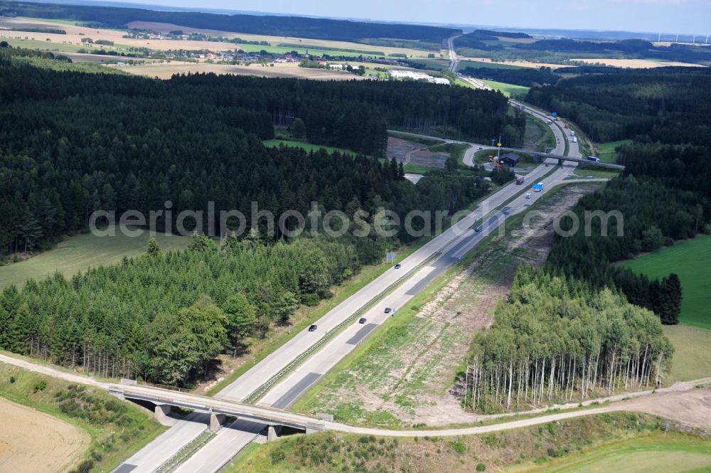 Aerial photograph Dittersdorf - Bauwerke und Streckenführung der BAB Bundesautobahn A9 mit bisher vier Fahrstreifen. Derzeit laufen Vorbereitungsarbeiten für den sechsspurigen Ausbau der Autobahn 9 zwischen Triptis und Schleiz durch das deutsch-französisches Konsortium EUROVIA VINCI. Es ist das letzte Projekt im Rahmen des Verkehrsprojekt Deutsche Einheit Nummer zwölf der DEGES. Buildings and route of the motorway A9.