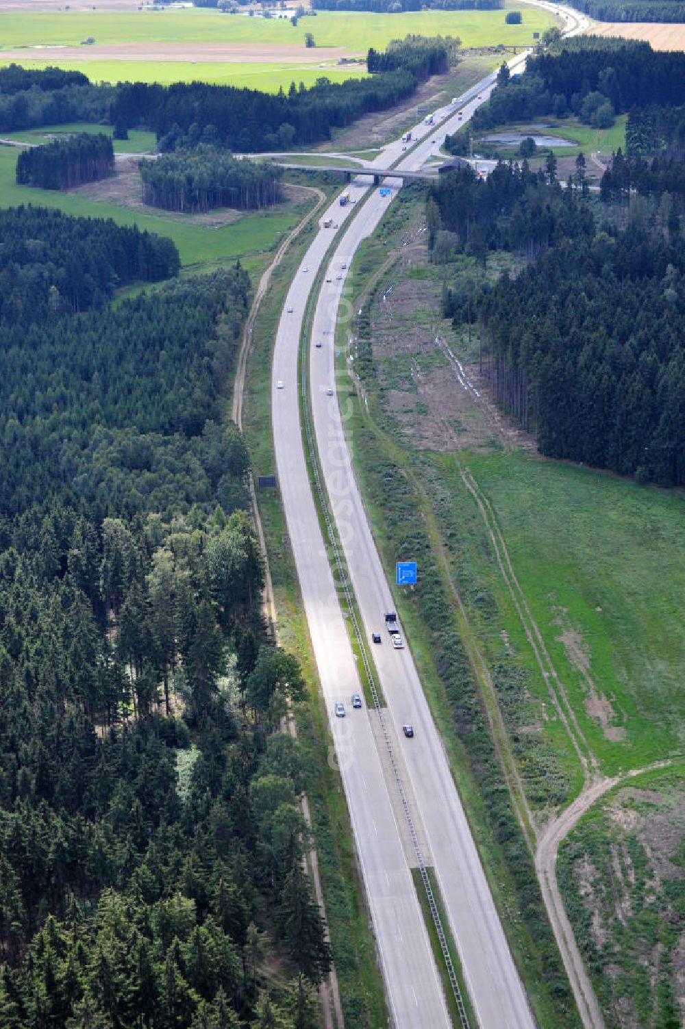 Dittersdorf from the bird's eye view: Bauwerke und Streckenführung der BAB Bundesautobahn A9 mit bisher vier Fahrstreifen. Derzeit laufen Vorbereitungsarbeiten für den sechsspurigen Ausbau der Autobahn 9 zwischen Triptis und Schleiz durch das deutsch-französisches Konsortium EUROVIA VINCI. Es ist das letzte Projekt im Rahmen des Verkehrsprojekt Deutsche Einheit Nummer zwölf der DEGES. Buildings and route of the motorway A9.