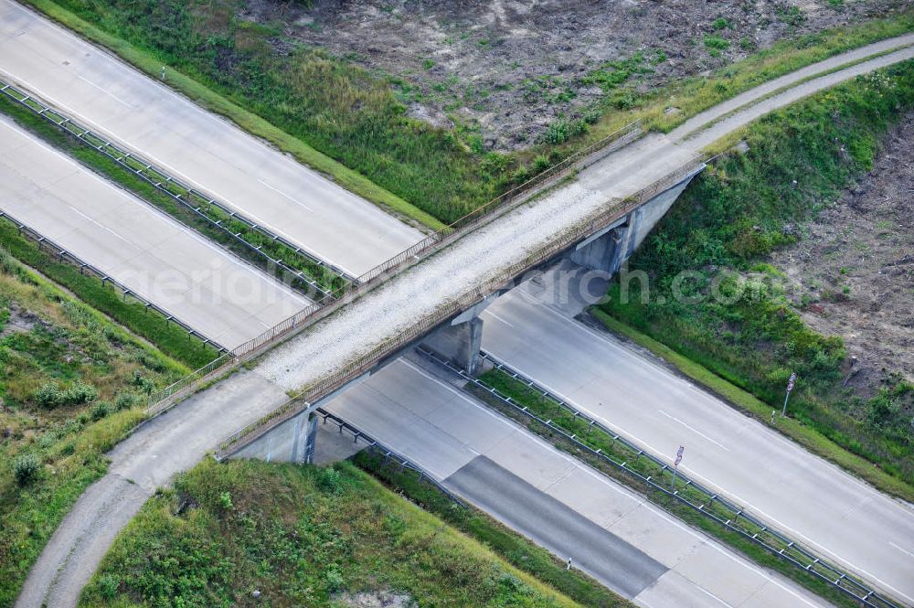 Aerial image Dittersdorf - Bauwerke und Streckenführung der BAB Bundesautobahn A9 mit bisher vier Fahrstreifen. Derzeit laufen Vorbereitungsarbeiten für den sechsspurigen Ausbau der Autobahn 9 zwischen Triptis und Schleiz durch das deutsch-französisches Konsortium EUROVIA VINCI. Es ist das letzte Projekt im Rahmen des Verkehrsprojekt Deutsche Einheit Nummer zwölf der DEGES. Buildings and route of the motorway A9.