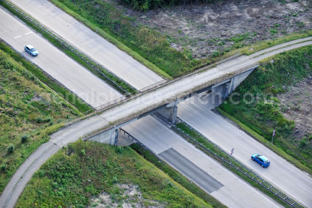 Aerial photograph Dittersdorf - Bauwerke und Streckenführung der BAB Bundesautobahn A9 mit bisher vier Fahrstreifen. Derzeit laufen Vorbereitungsarbeiten für den sechsspurigen Ausbau der Autobahn 9 zwischen Triptis und Schleiz durch das deutsch-französisches Konsortium EUROVIA VINCI. Es ist das letzte Projekt im Rahmen des Verkehrsprojekt Deutsche Einheit Nummer zwölf der DEGES. Buildings and route of the motorway A9.