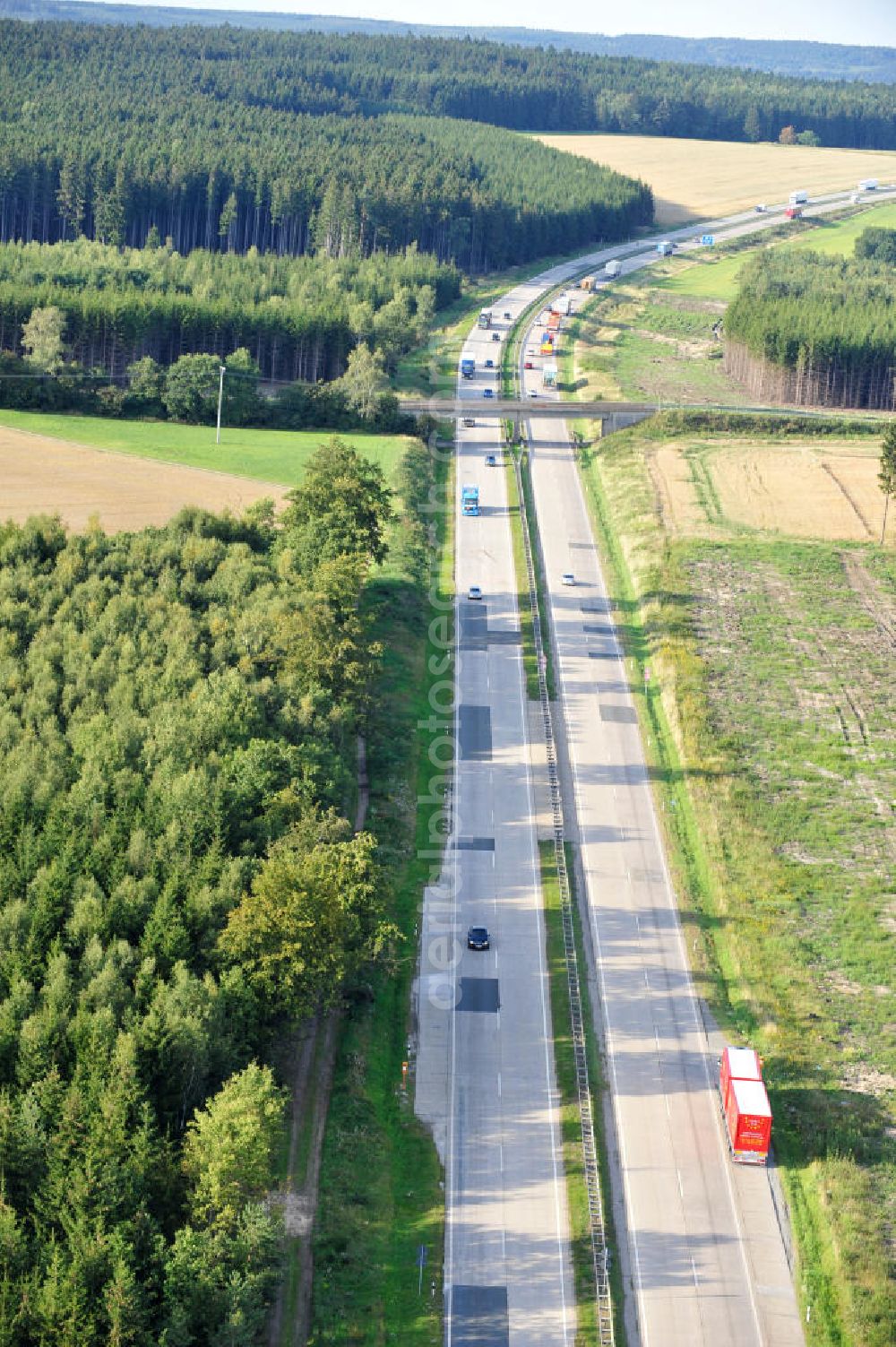 Dittersdorf from above - Bauwerke und Streckenführung der BAB Bundesautobahn A9 mit bisher vier Fahrstreifen. Derzeit laufen Vorbereitungsarbeiten für den sechsspurigen Ausbau der Autobahn 9 zwischen Triptis und Schleiz durch das deutsch-französisches Konsortium EUROVIA VINCI. Es ist das letzte Projekt im Rahmen des Verkehrsprojekt Deutsche Einheit Nummer zwölf der DEGES. Buildings and route of the motorway A9.