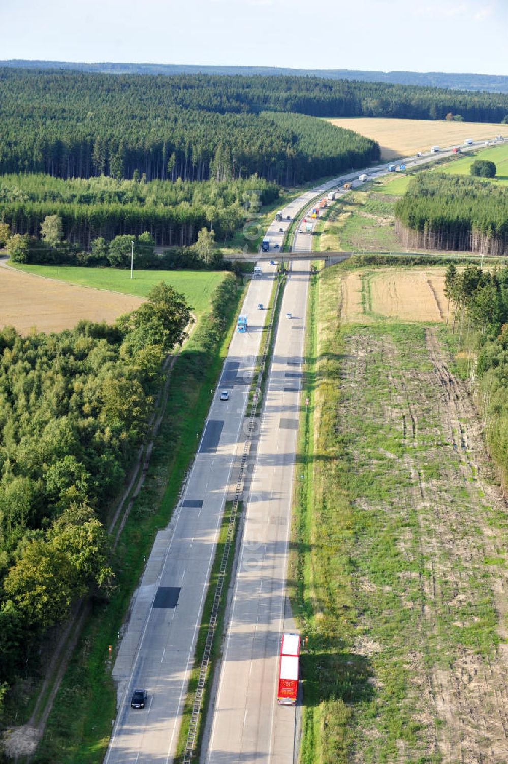 Dittersdorf from the bird's eye view: Bauwerke und Streckenführung der BAB Bundesautobahn A9 mit bisher vier Fahrstreifen. Derzeit laufen Vorbereitungsarbeiten für den sechsspurigen Ausbau der Autobahn 9 zwischen Triptis und Schleiz durch das deutsch-französisches Konsortium EUROVIA VINCI. Es ist das letzte Projekt im Rahmen des Verkehrsprojekt Deutsche Einheit Nummer zwölf der DEGES. Buildings and route of the motorway A9.