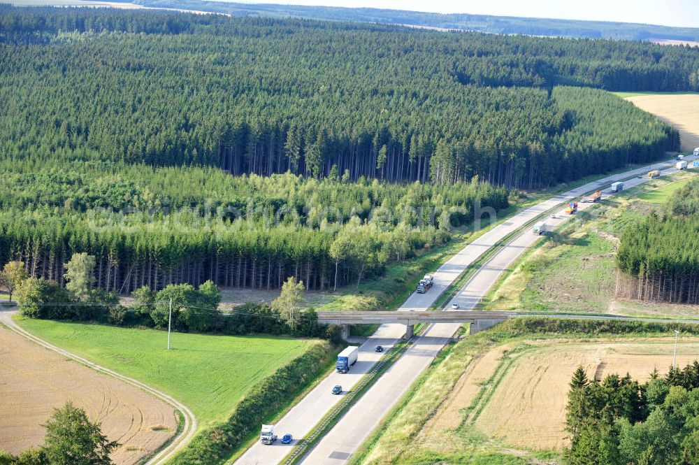 Aerial image Dittersdorf - Bauwerke und Streckenführung der BAB Bundesautobahn A9 mit bisher vier Fahrstreifen. Derzeit laufen Vorbereitungsarbeiten für den sechsspurigen Ausbau der Autobahn 9 zwischen Triptis und Schleiz durch das deutsch-französisches Konsortium EUROVIA VINCI. Es ist das letzte Projekt im Rahmen des Verkehrsprojekt Deutsche Einheit Nummer zwölf der DEGES. Buildings and route of the motorway A9.