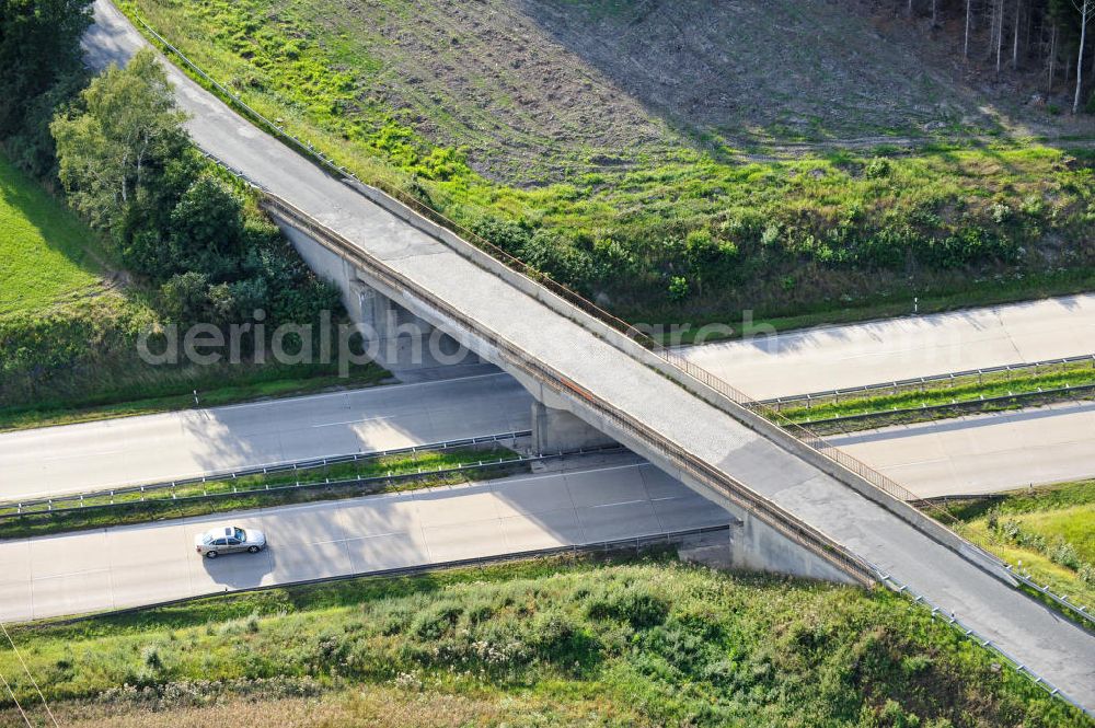 Aerial photograph Dittersdorf - Bauwerke und Streckenführung der BAB Bundesautobahn A9 mit bisher vier Fahrstreifen. Derzeit laufen Vorbereitungsarbeiten für den sechsspurigen Ausbau der Autobahn 9 zwischen Triptis und Schleiz durch das deutsch-französisches Konsortium EUROVIA VINCI. Es ist das letzte Projekt im Rahmen des Verkehrsprojekt Deutsche Einheit Nummer zwölf der DEGES. Buildings and route of the motorway A9.