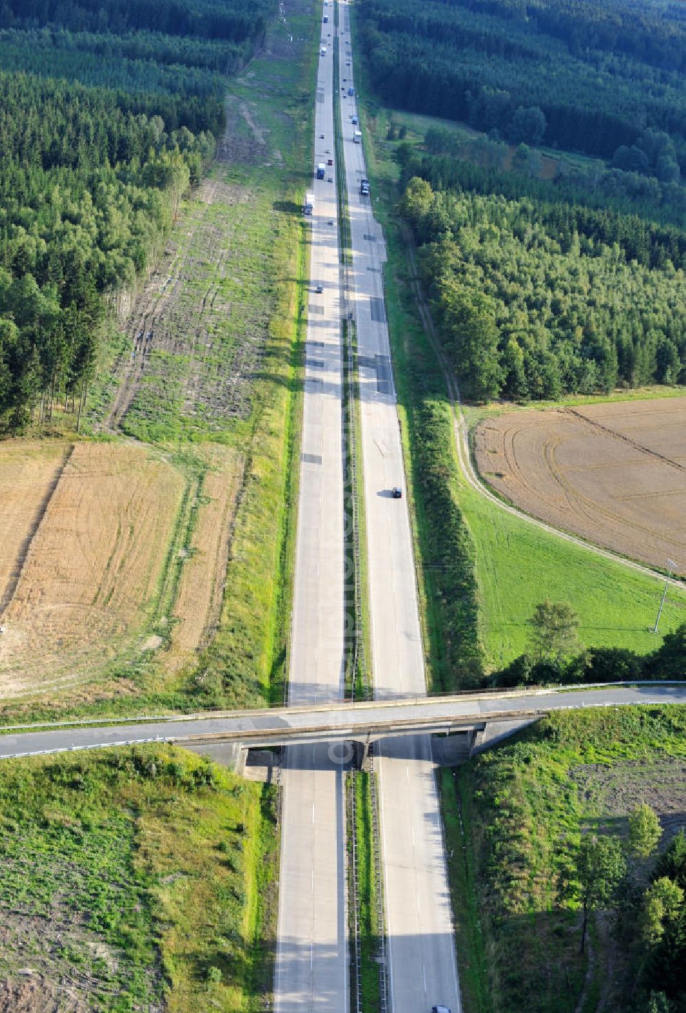 Dittersdorf from above - Bauwerke und Streckenführung der BAB Bundesautobahn A9 mit bisher vier Fahrstreifen. Derzeit laufen Vorbereitungsarbeiten für den sechsspurigen Ausbau der Autobahn 9 zwischen Triptis und Schleiz durch das deutsch-französisches Konsortium EUROVIA VINCI. Es ist das letzte Projekt im Rahmen des Verkehrsprojekt Deutsche Einheit Nummer zwölf der DEGES. Buildings and route of the motorway A9.