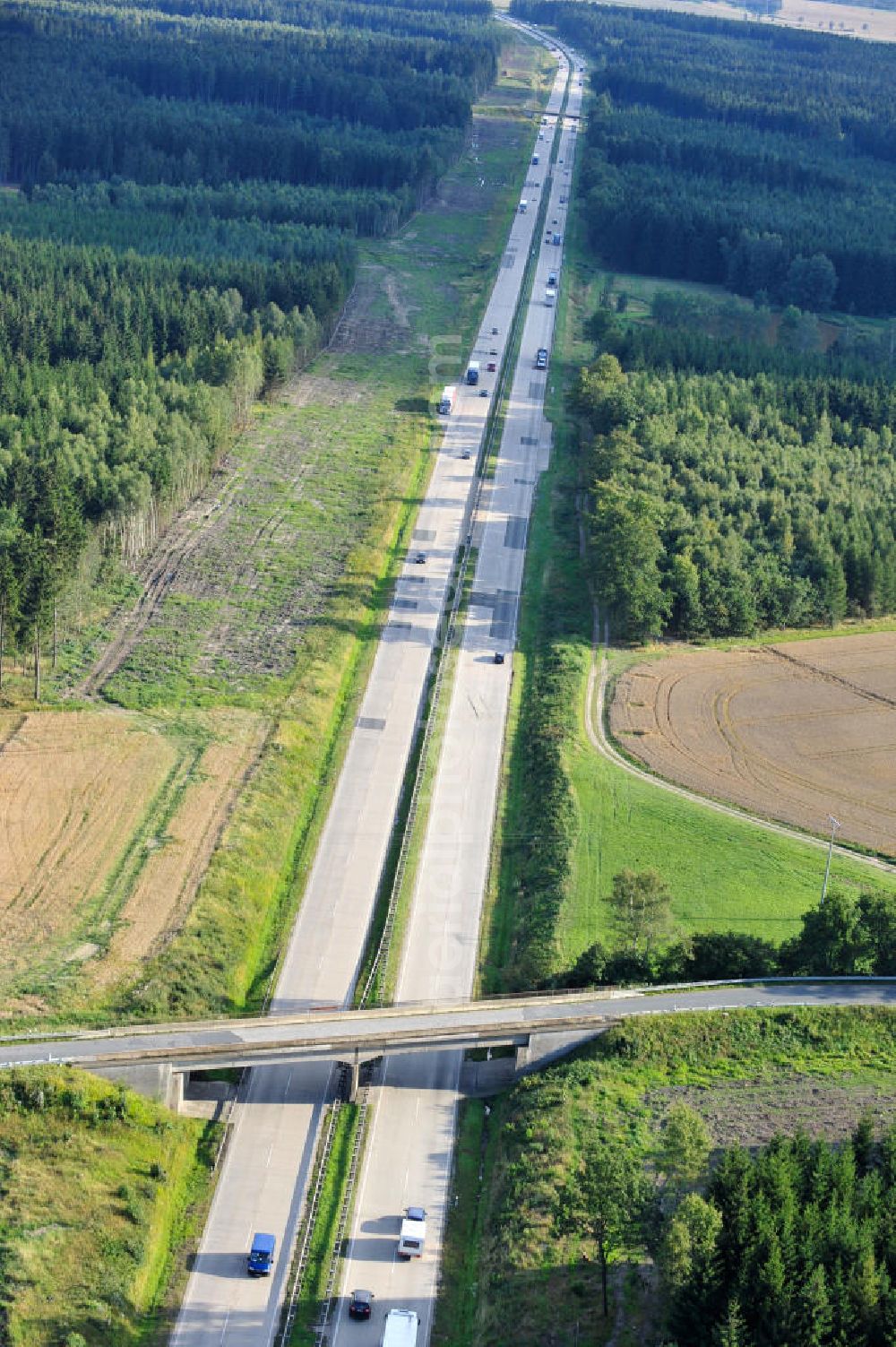 Dittersdorf from the bird's eye view: Bauwerke und Streckenführung der BAB Bundesautobahn A9 mit bisher vier Fahrstreifen. Derzeit laufen Vorbereitungsarbeiten für den sechsspurigen Ausbau der Autobahn 9 zwischen Triptis und Schleiz durch das deutsch-französisches Konsortium EUROVIA VINCI. Es ist das letzte Projekt im Rahmen des Verkehrsprojekt Deutsche Einheit Nummer zwölf der DEGES. Buildings and route of the motorway A9.