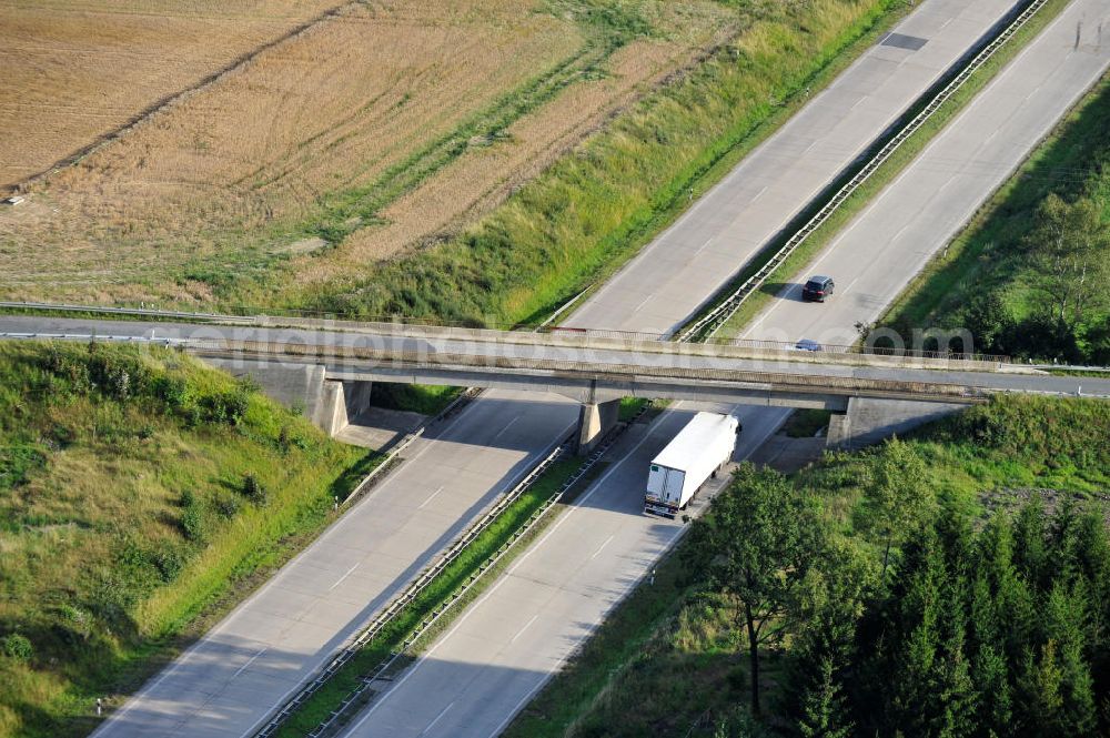 Aerial image Dittersdorf - Bauwerke und Streckenführung der BAB Bundesautobahn A9 mit bisher vier Fahrstreifen. Derzeit laufen Vorbereitungsarbeiten für den sechsspurigen Ausbau der Autobahn 9 zwischen Triptis und Schleiz durch das deutsch-französisches Konsortium EUROVIA VINCI. Es ist das letzte Projekt im Rahmen des Verkehrsprojekt Deutsche Einheit Nummer zwölf der DEGES. Buildings and route of the motorway A9.